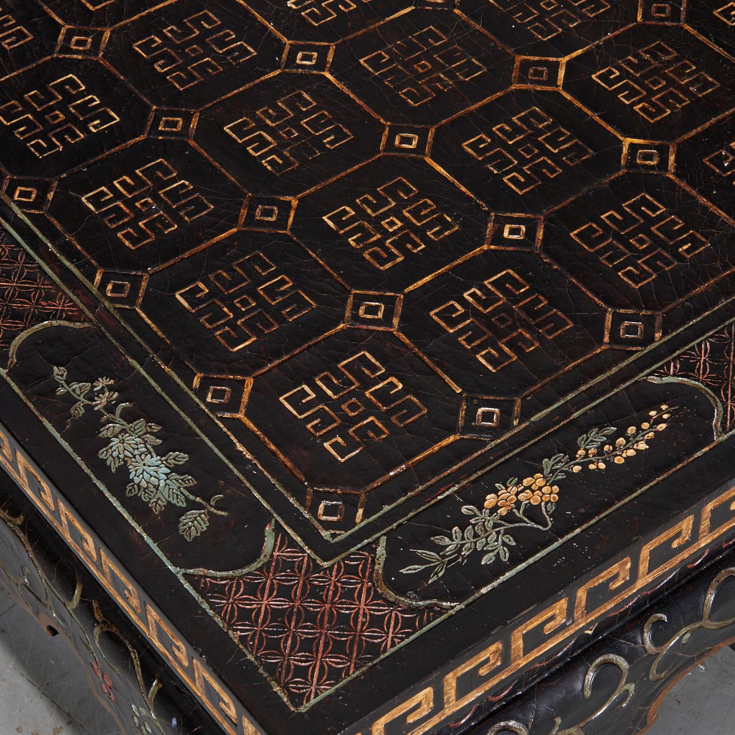 Baker Schwarz lackierter Chinoiserie-Couchtisch mit Blumen- und Goldmotiven, Vintage (amerikanisch) im Angebot