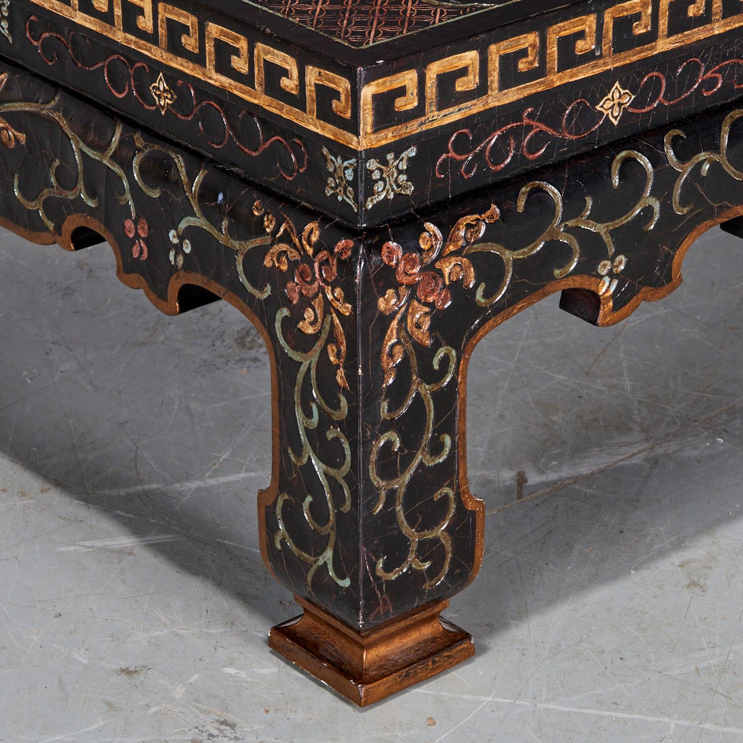 Baker Schwarz lackierter Chinoiserie-Couchtisch mit Blumen- und Goldmotiven, Vintage (Eloxiert) im Angebot