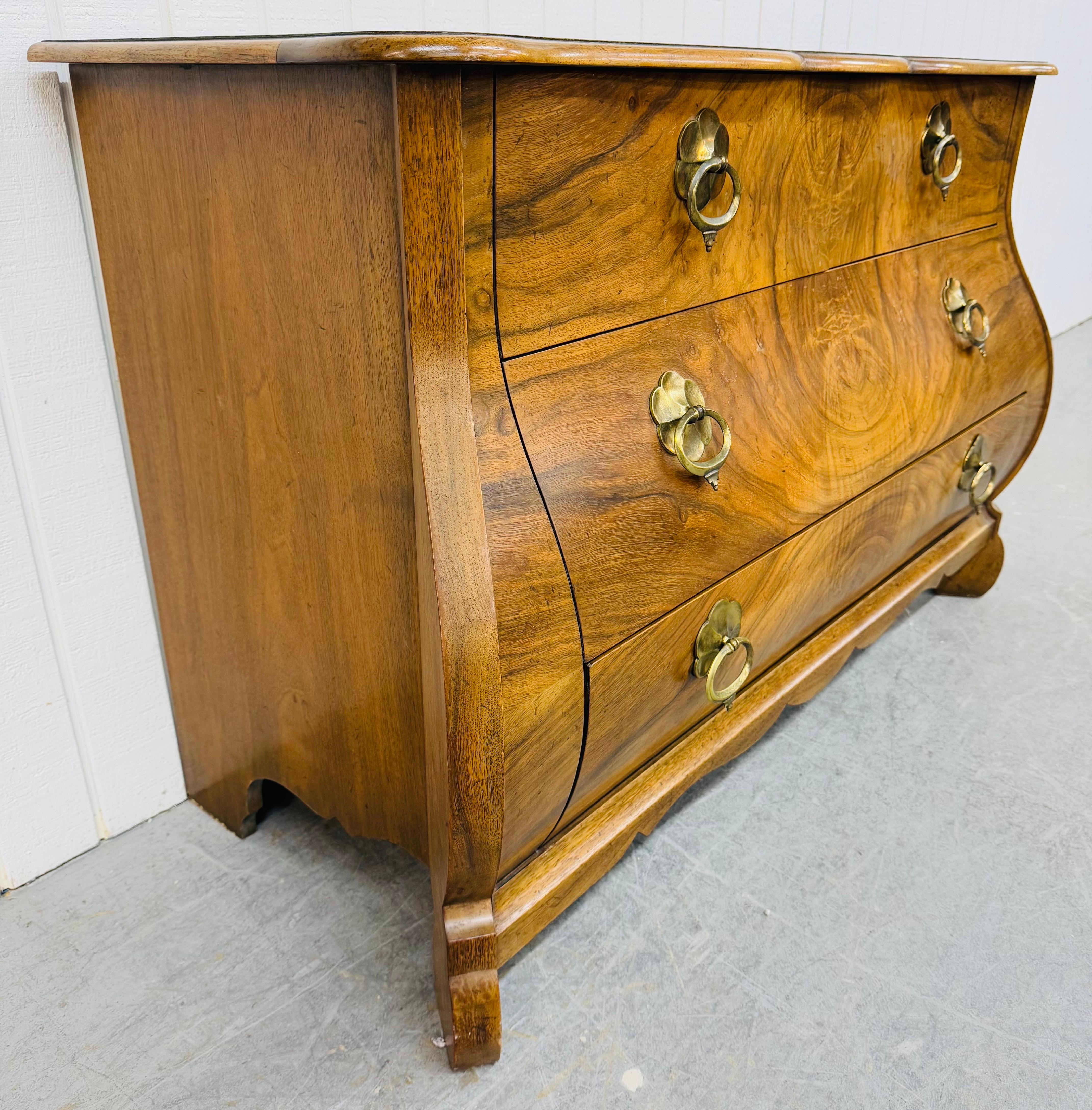 Questa inserzione si riferisce a una Commode Bombay vintage in legno di Baker Burled Wood. Caratterizzato da un design in stile Bombay, tre ampi cassetti con tiretti originali in ottone, struttura dei cassetti a coda di rondine e una splendida