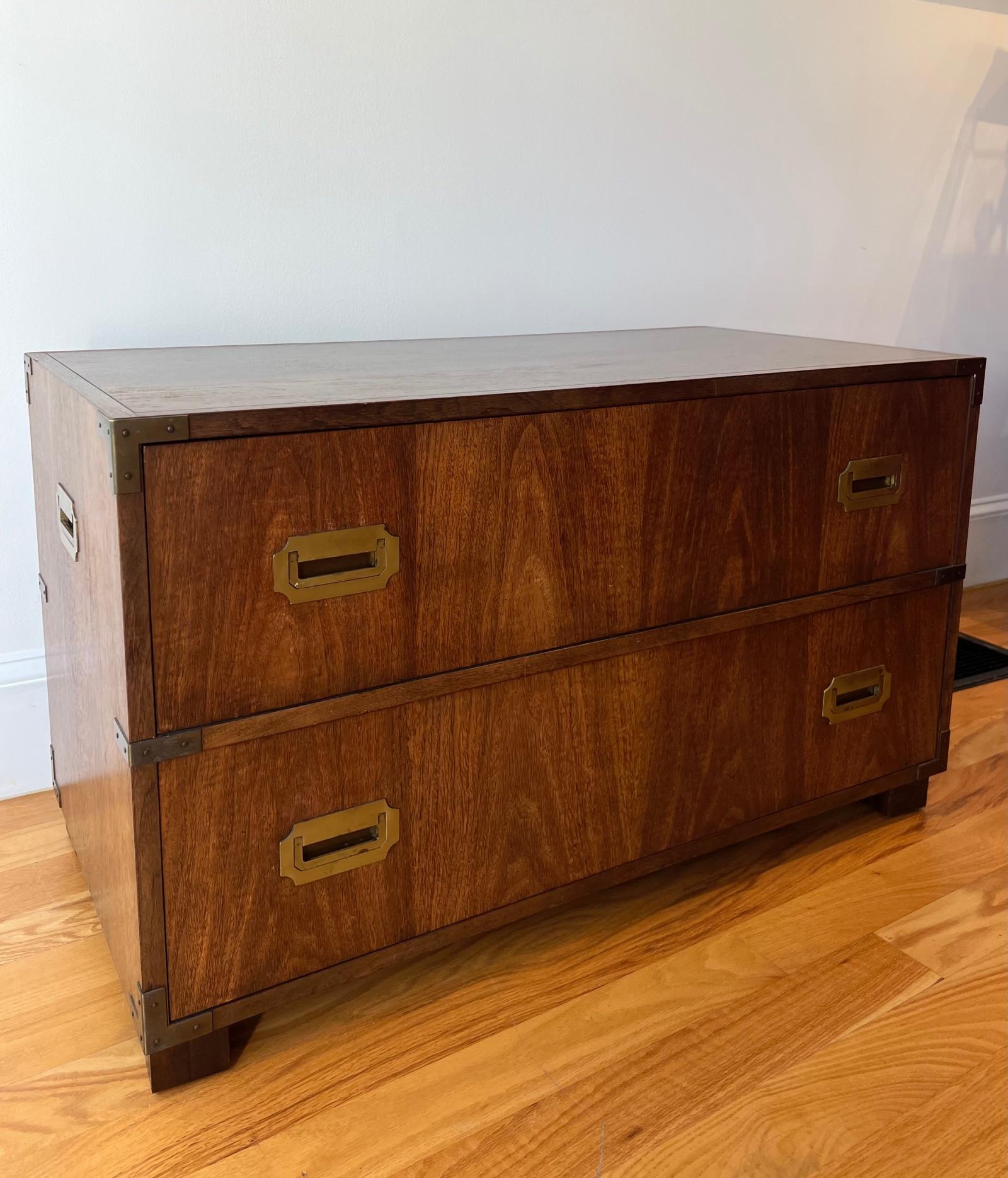 Placage Commode à deux tiroirs Vintage Baker de style Campaigner en vente