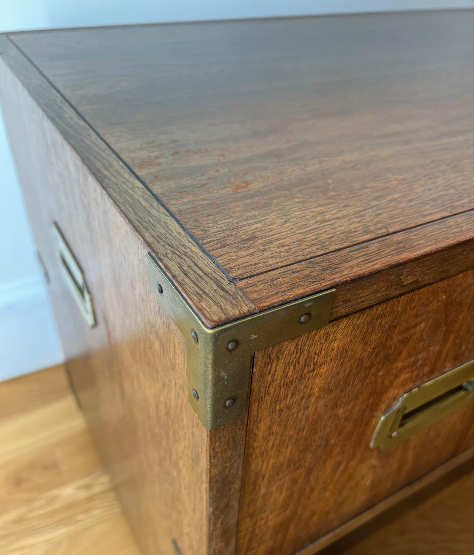 Fin du 20e siècle Commode à deux tiroirs Vintage Baker de style Campaigner en vente