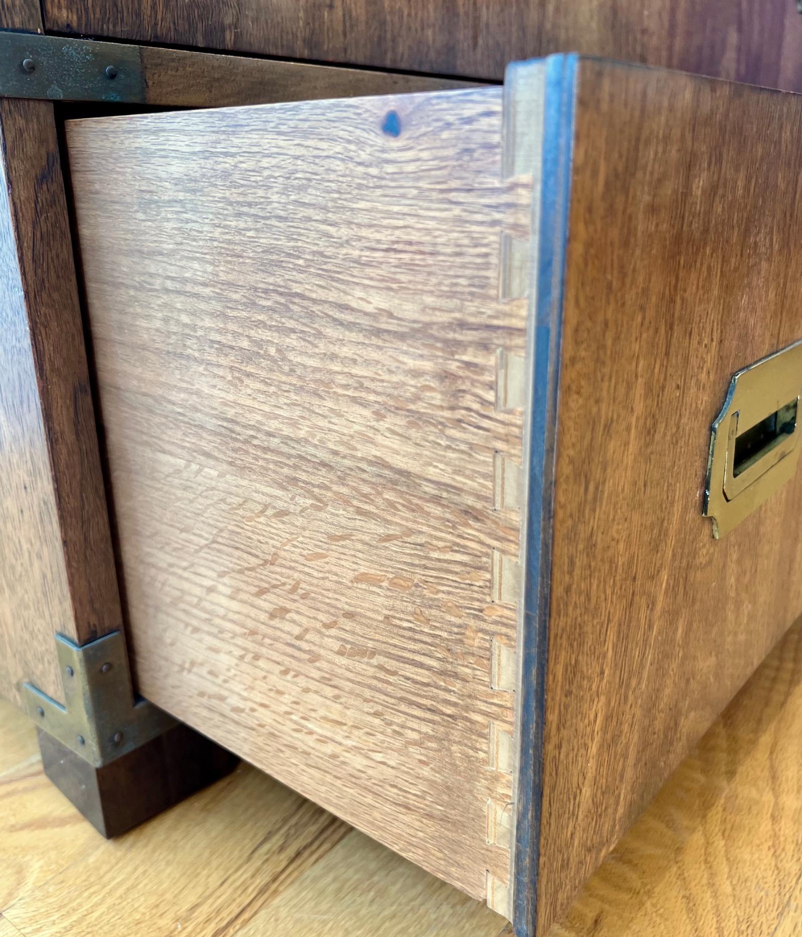 Laiton Commode à deux tiroirs Vintage Baker de style Campaigner en vente