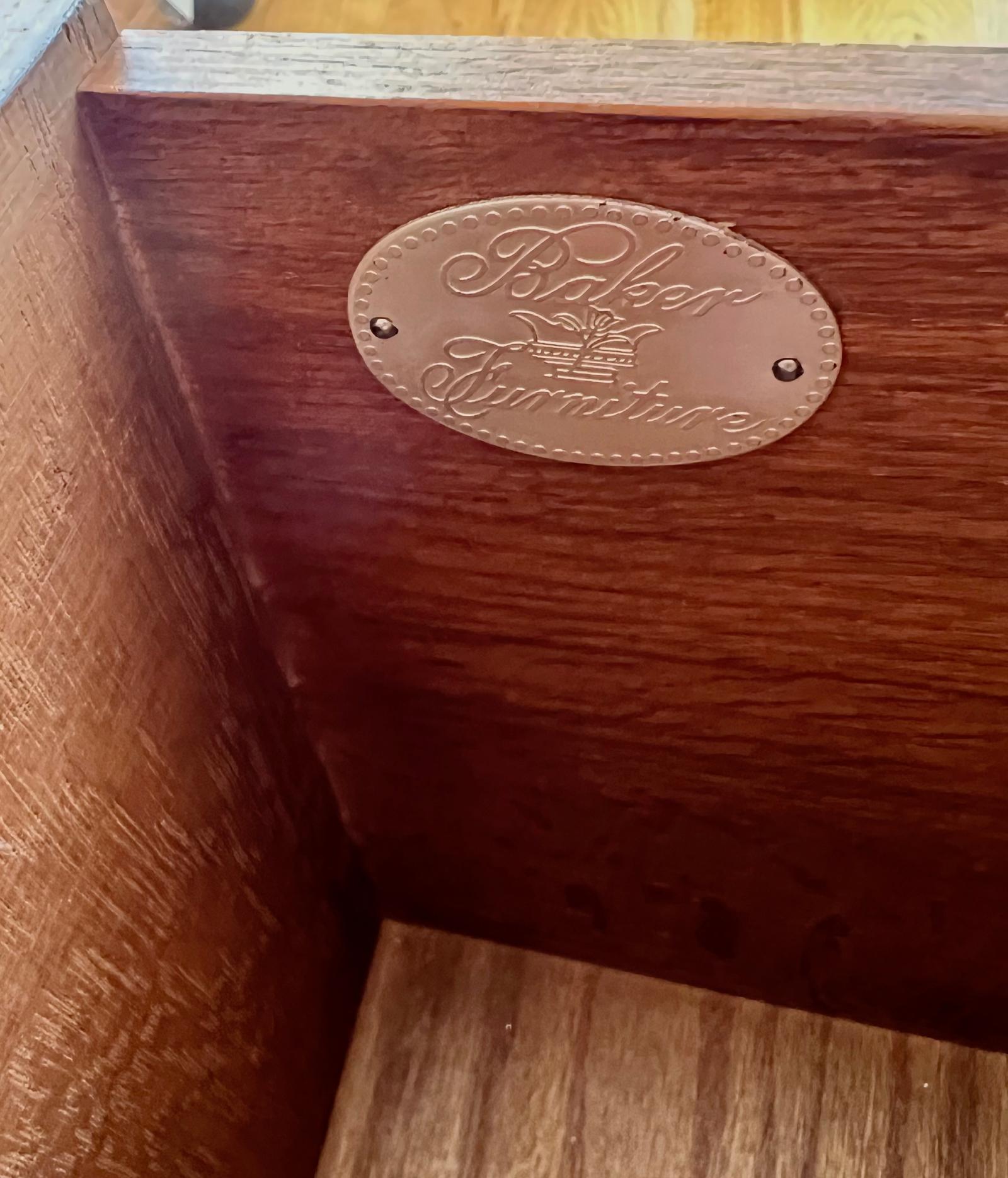 Commode à deux tiroirs Vintage Baker de style Campaigner en vente 1