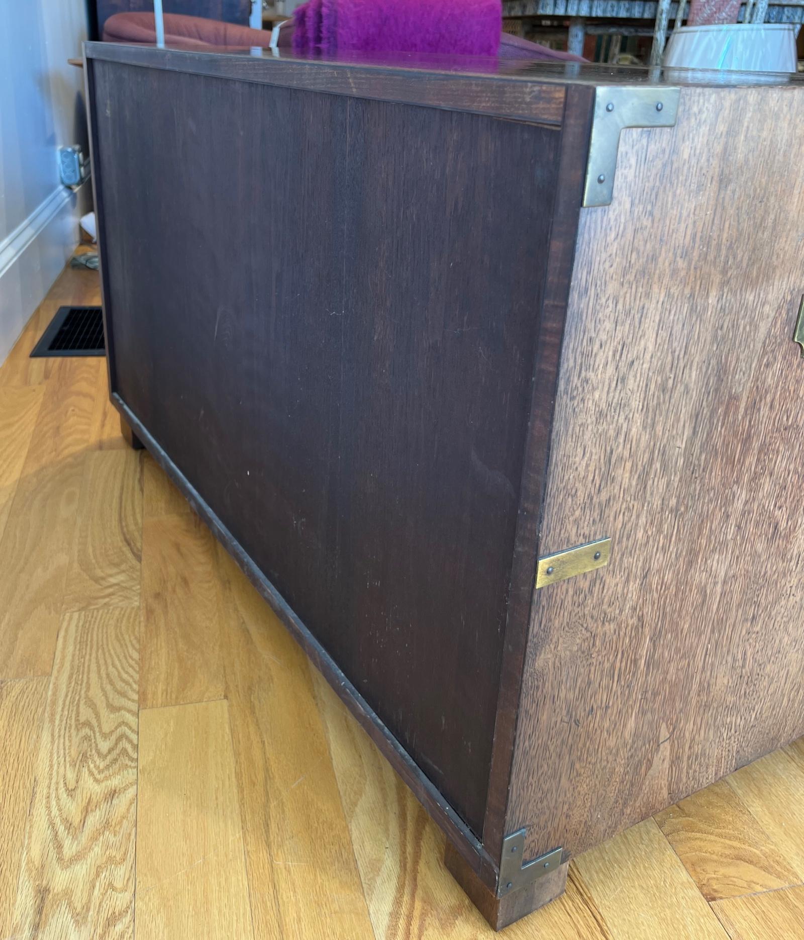Commode à deux tiroirs Vintage Baker de style Campaigner en vente 2