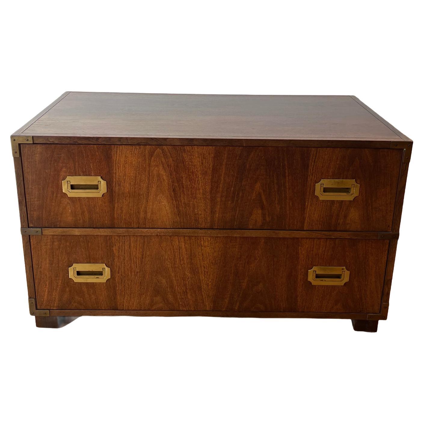 Commode à deux tiroirs Vintage Baker de style Campaigner