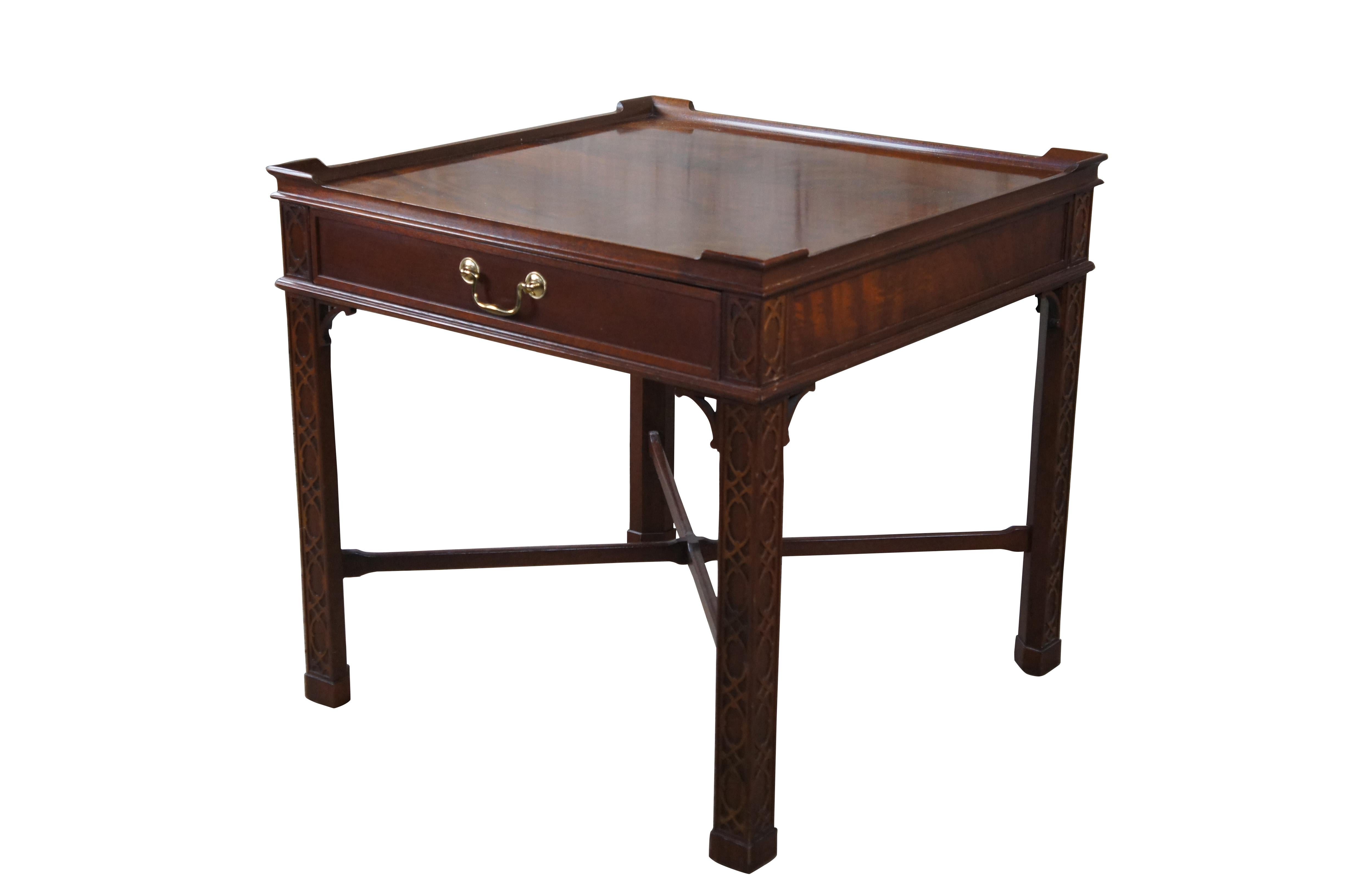 Ein königlicher Beistelltisch von Baker Furniture, CIRCA letztes Viertel 20. Jahrhundert. Inspiriert vom englischen georgianischen und chinesischen Chippendale-Stil. Der Rahmen ist aus Mahagoniholz gefertigt und mit einer streichholzfurnierten