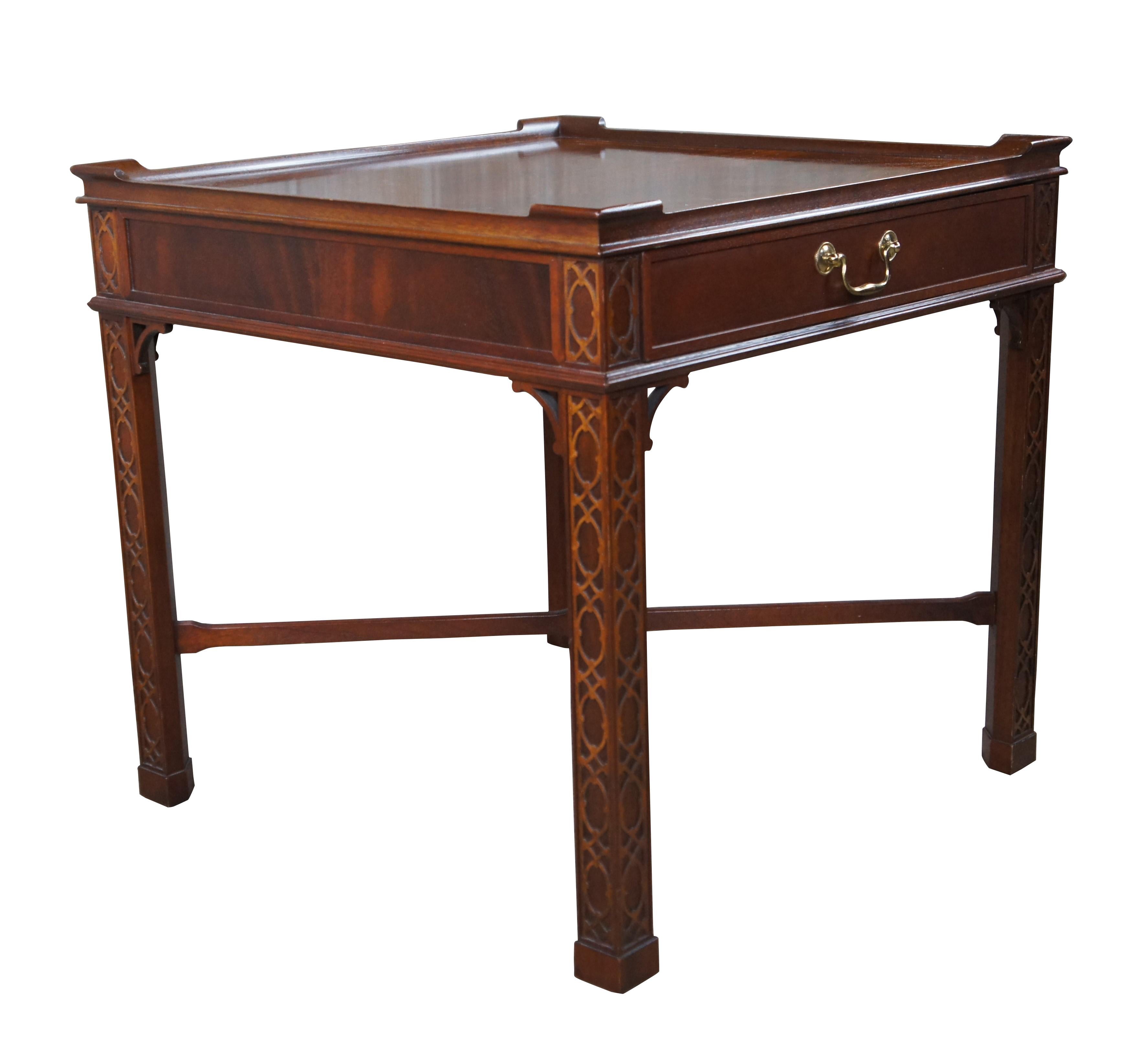 Baker Chinesischer geschnitzter quadratischer Chippendale-Mahagoni-Beistelltisch, Vintage (Chinese Chippendale) im Angebot