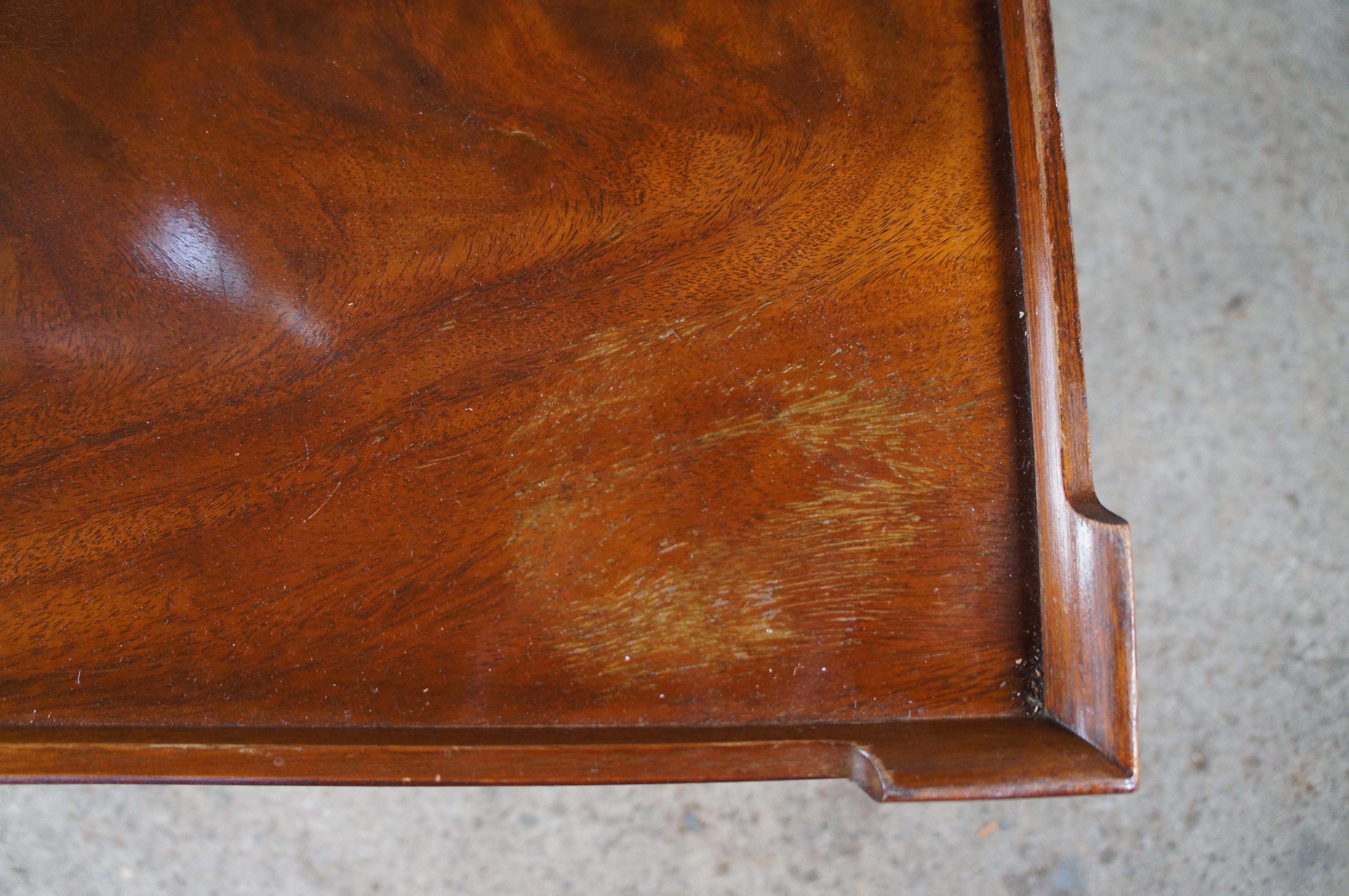 Baker Chinesischer geschnitzter quadratischer Chippendale-Mahagoni-Beistelltisch, Vintage im Zustand „Relativ gut“ im Angebot in Dayton, OH