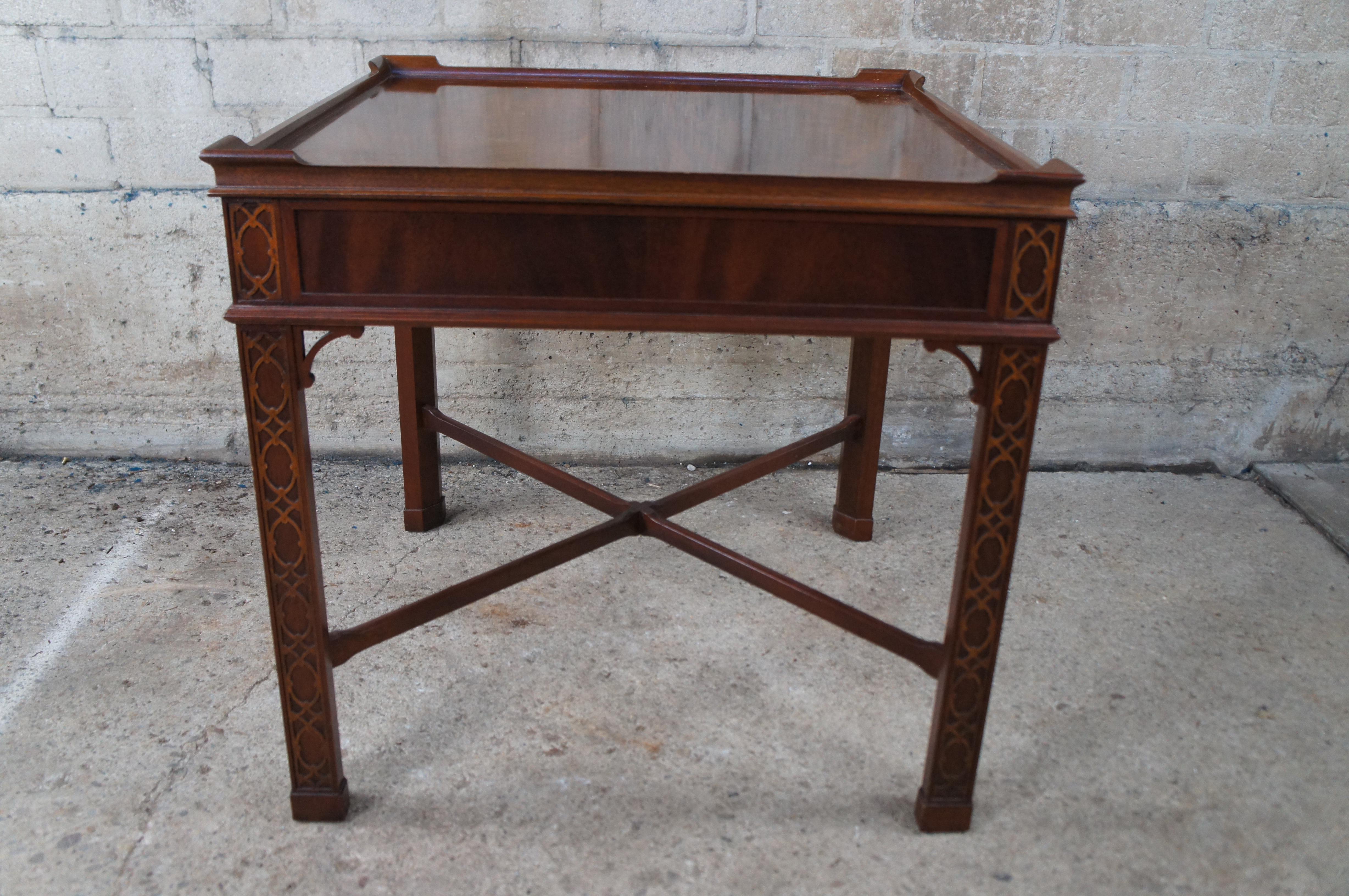 Baker Chinesischer geschnitzter quadratischer Chippendale-Mahagoni-Beistelltisch, Vintage (Messing) im Angebot
