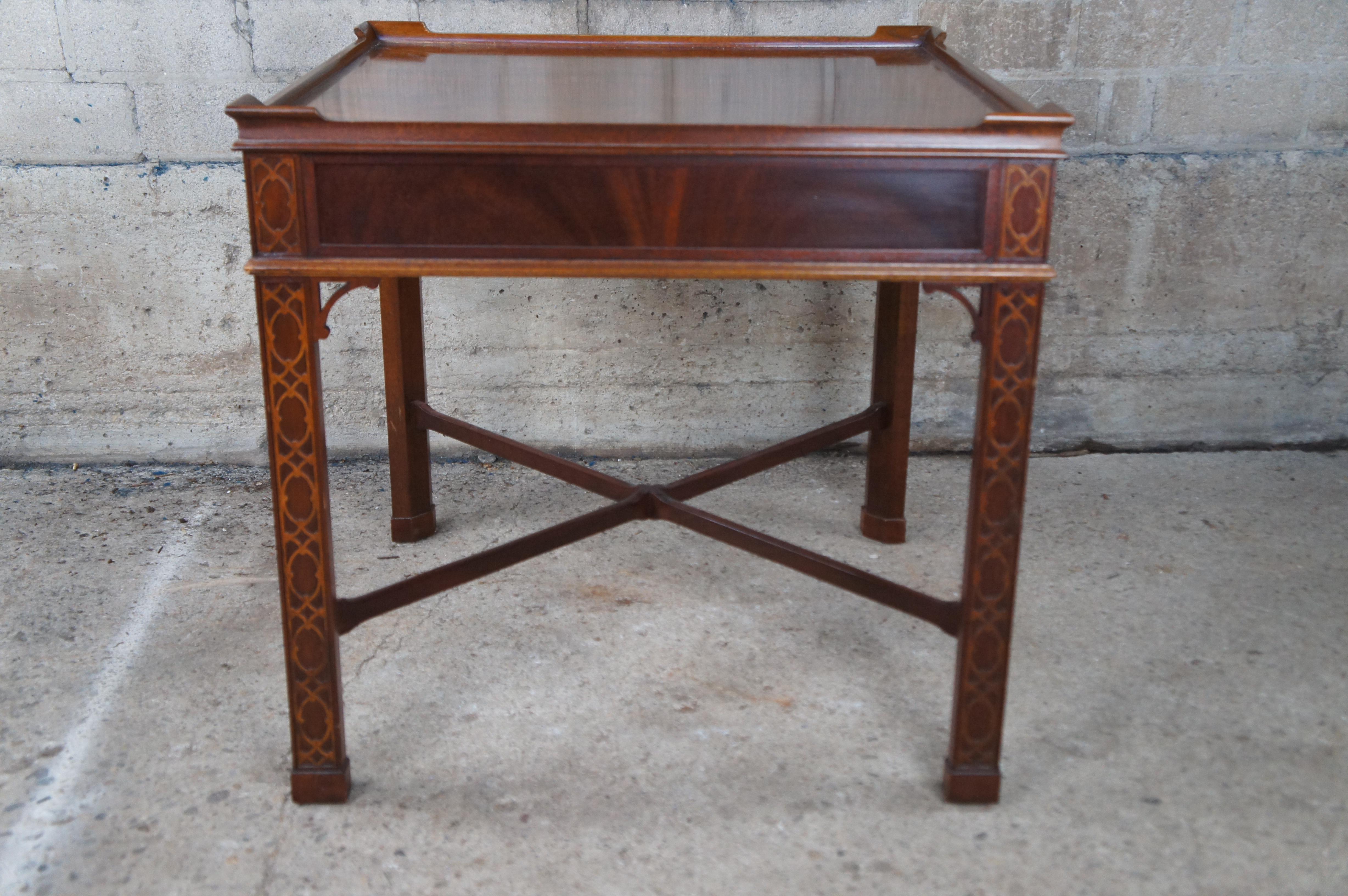 Baker Chinesischer geschnitzter quadratischer Chippendale-Mahagoni-Beistelltisch, Vintage im Angebot 1