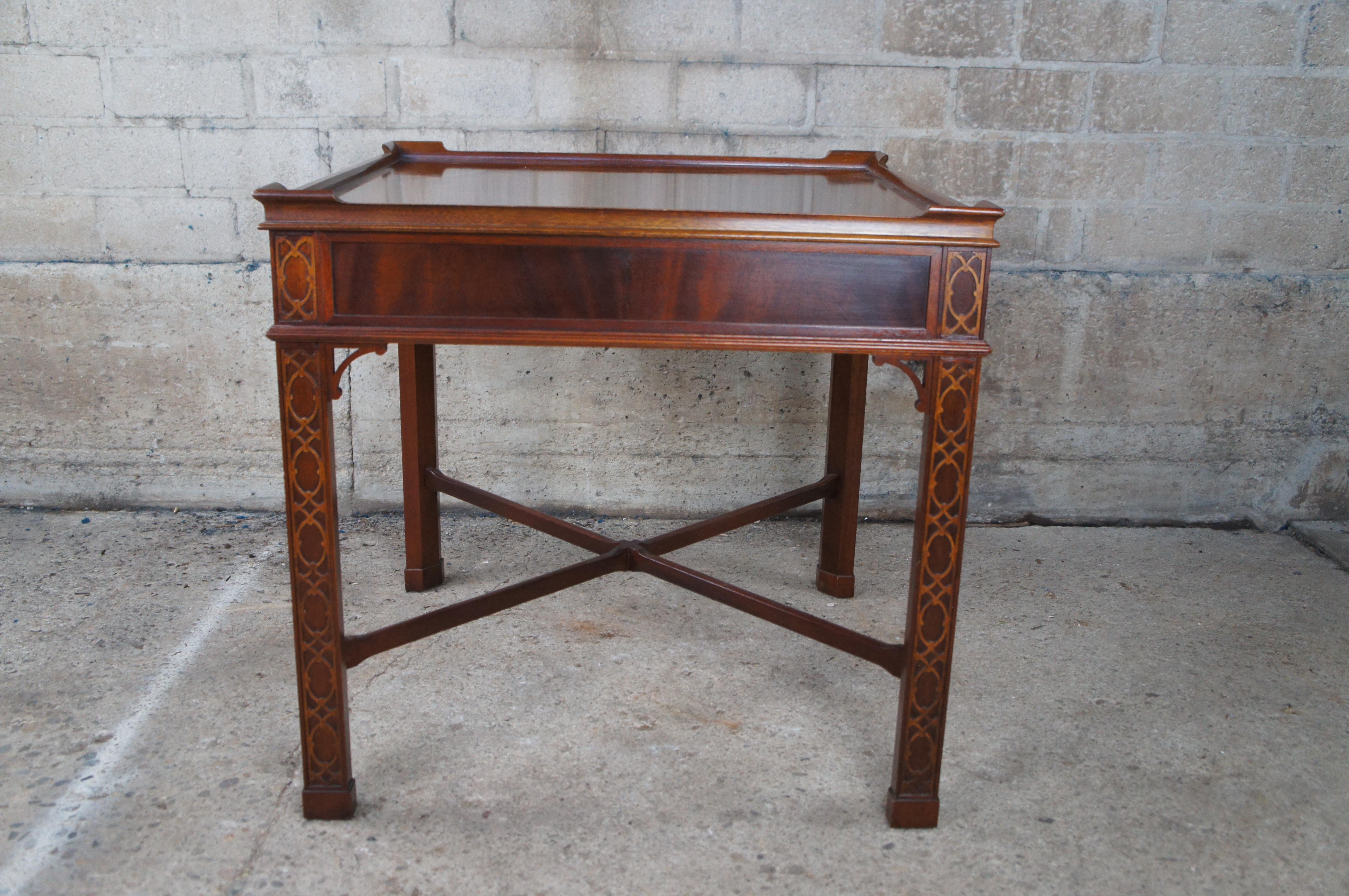 Baker Chinesischer geschnitzter quadratischer Chippendale-Mahagoni-Beistelltisch, Vintage im Angebot 2