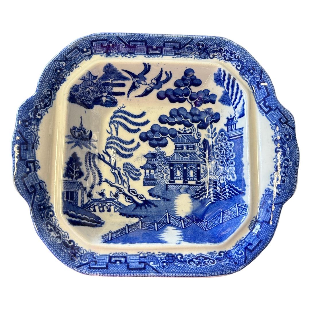 Porcelaine Vintage Baker & Co. Casserole/ bol à légumes couvert en saule bleu avec poignées en vente