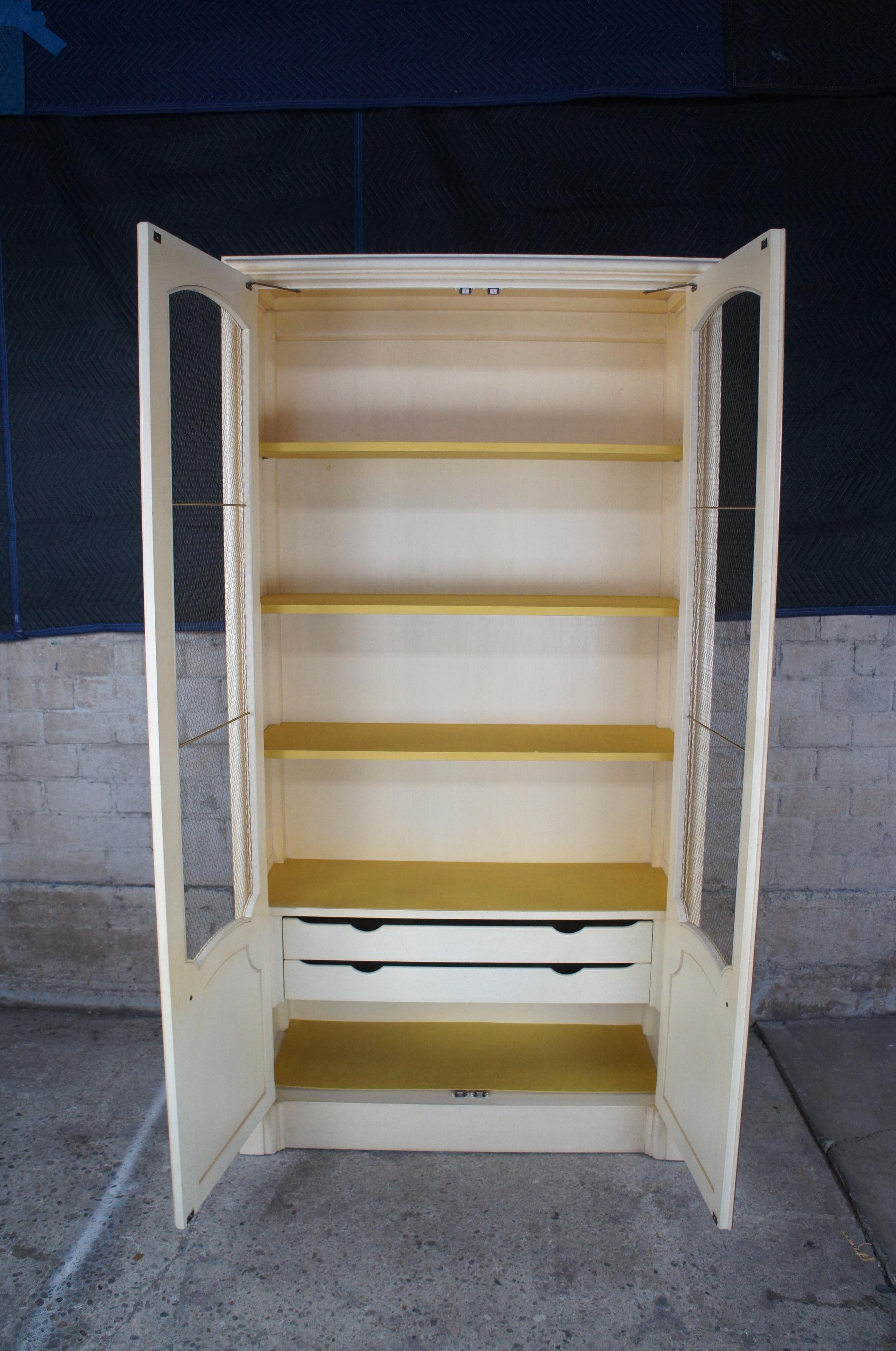 Vintage Baker Country French Provincial China Display Cabinet Bookcase Wire Bon état - En vente à Dayton, OH