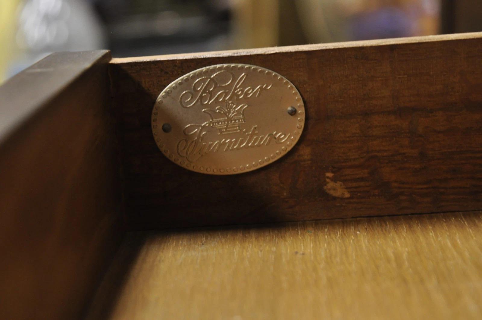 Vintage Baker in legno di ciliegio scuro, stretto tavolo francese da salotto con inserti in rame in vendita 4