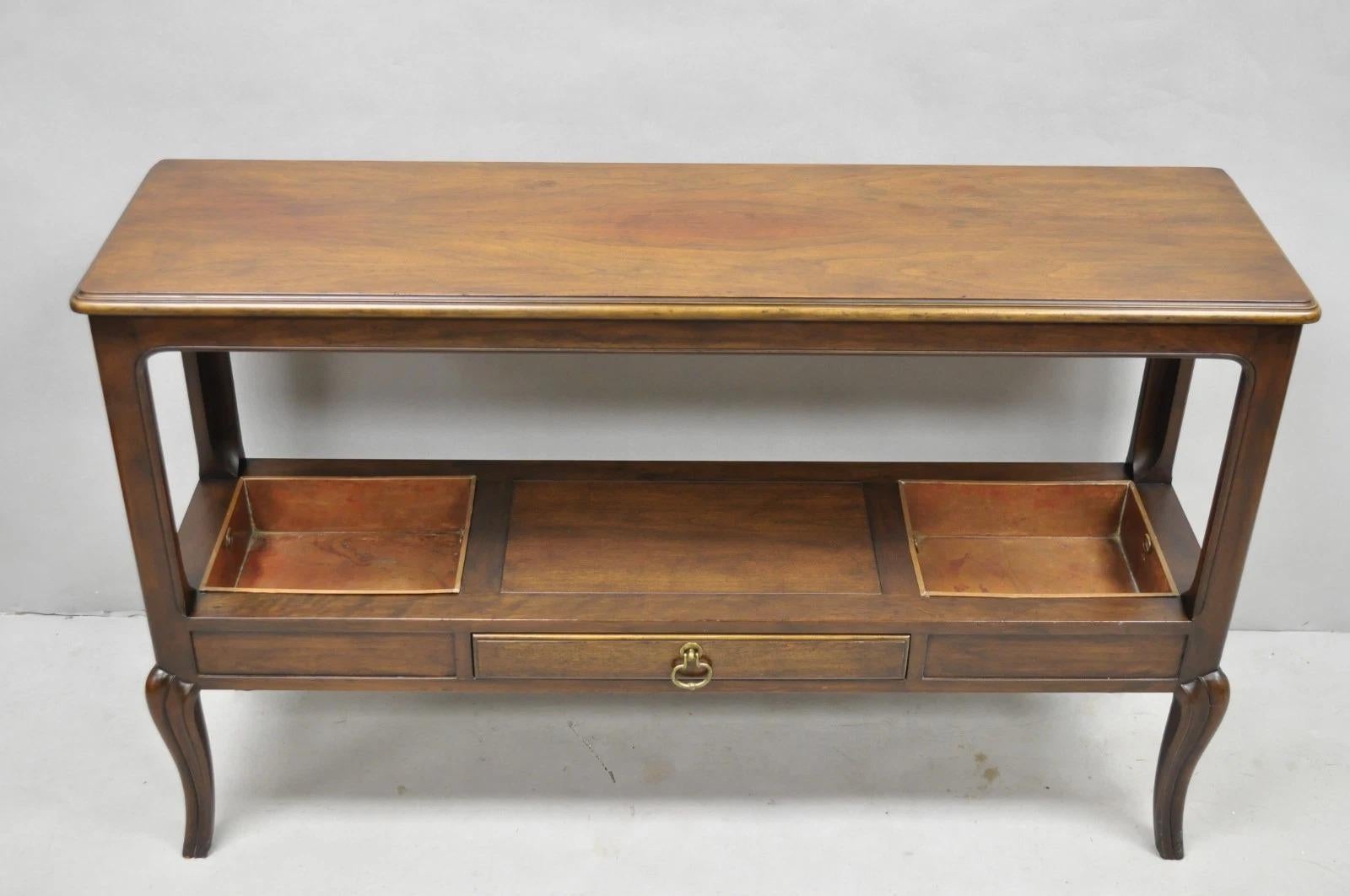 Altro Vintage Baker in legno di ciliegio scuro, stretto tavolo francese da salotto con inserti in rame in vendita