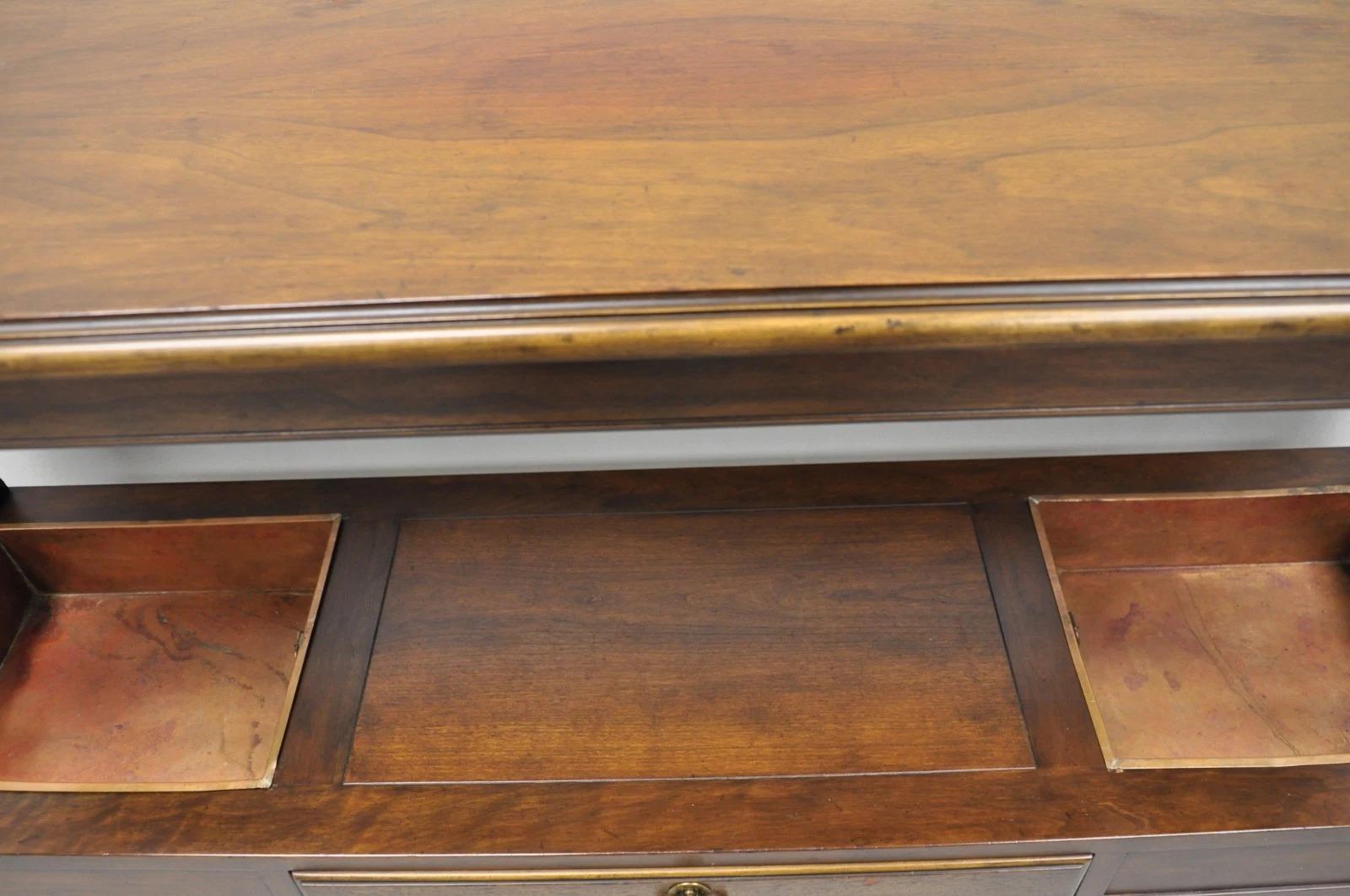 Vintage Baker in legno di ciliegio scuro, stretto tavolo francese da salotto con inserti in rame In condizioni buone in vendita a Philadelphia, PA