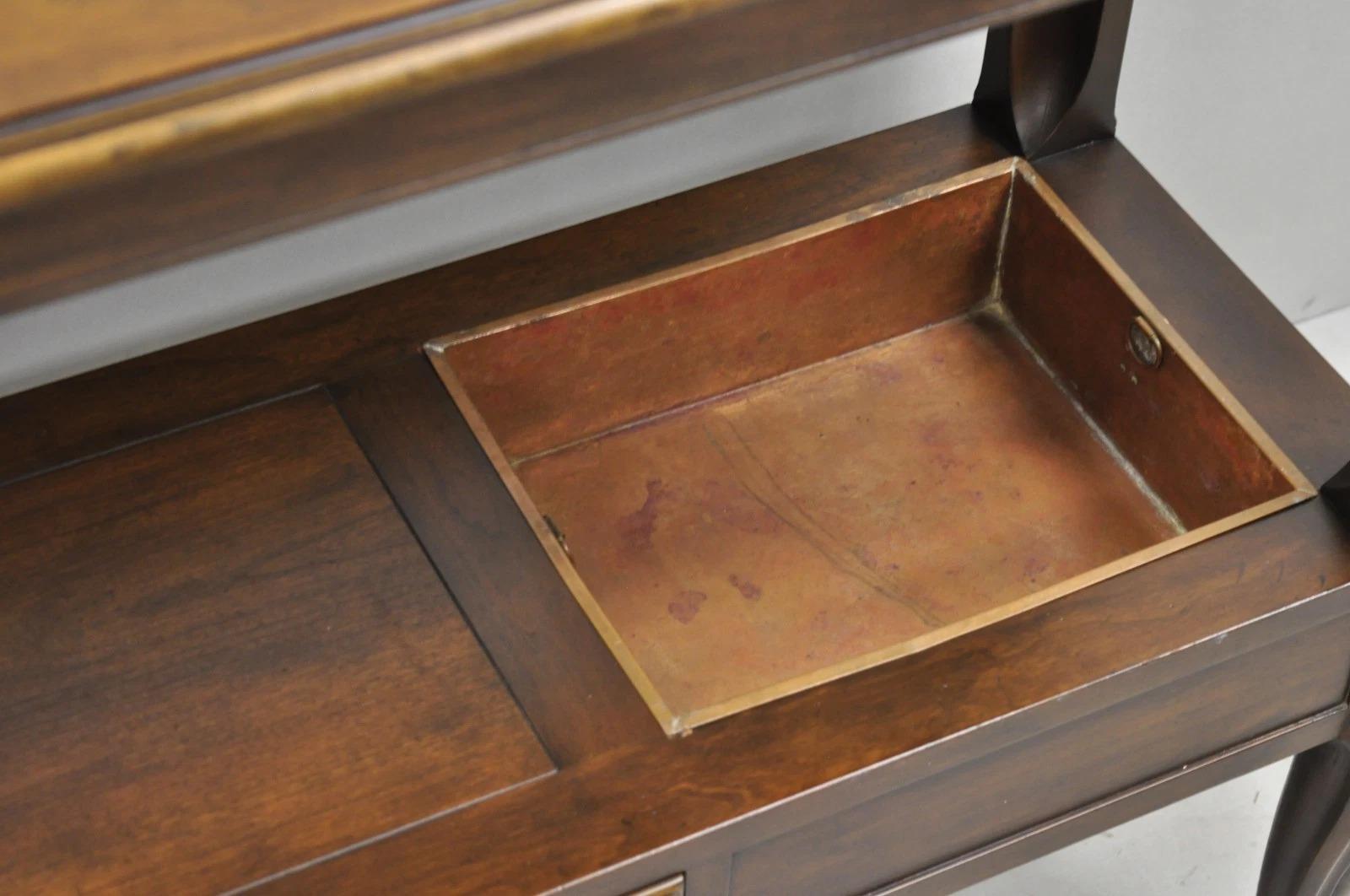 XX secolo Vintage Baker in legno di ciliegio scuro, stretto tavolo francese da salotto con inserti in rame in vendita