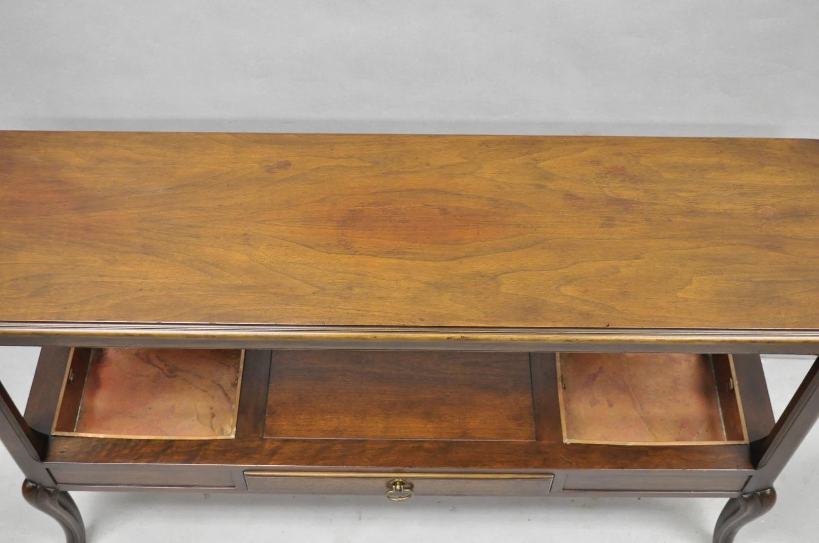 Ciliegio Vintage Baker in legno di ciliegio scuro, stretto tavolo francese da salotto con inserti in rame in vendita