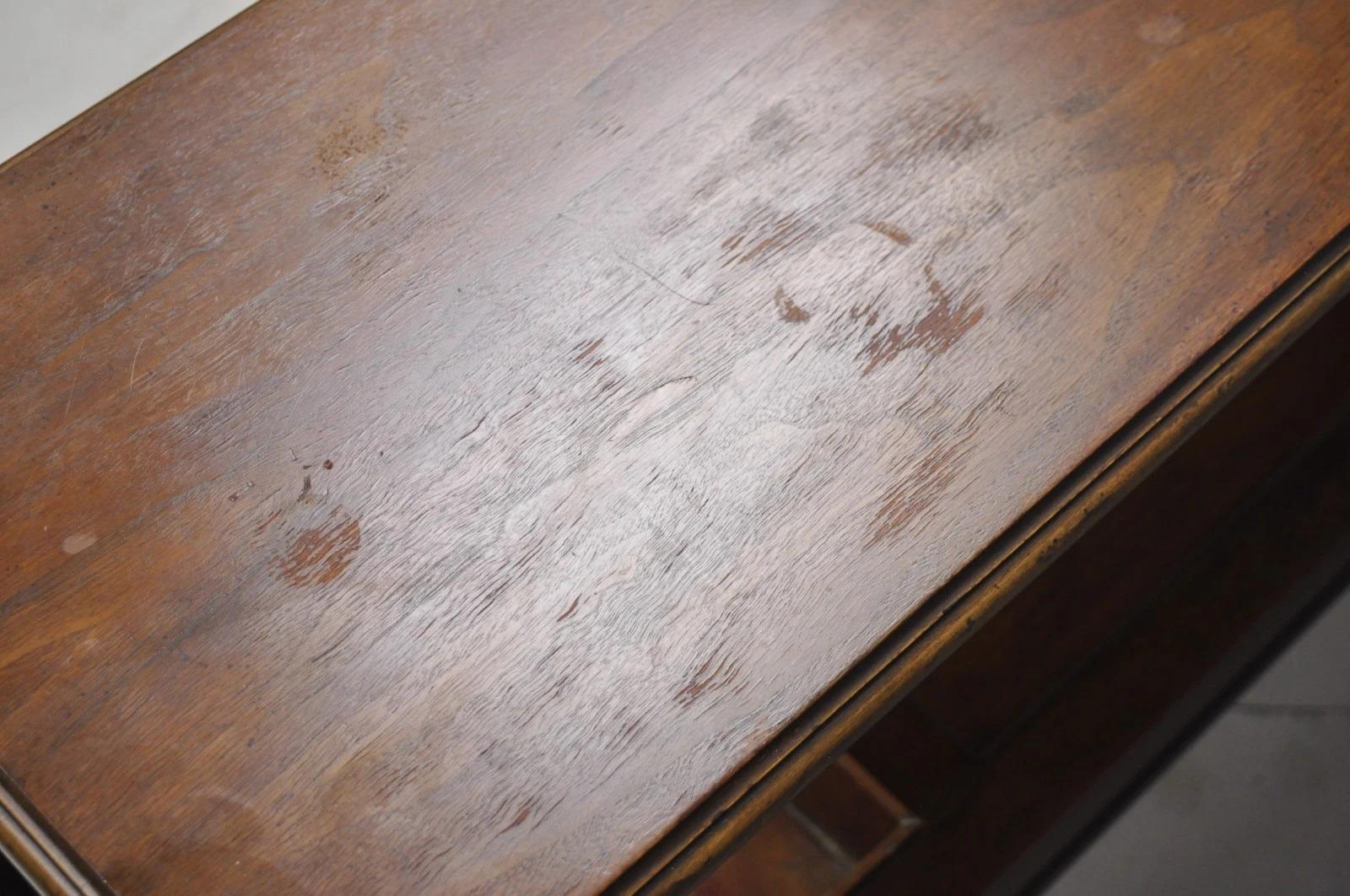 Vintage Baker in legno di ciliegio scuro, stretto tavolo francese da salotto con inserti in rame in vendita 1