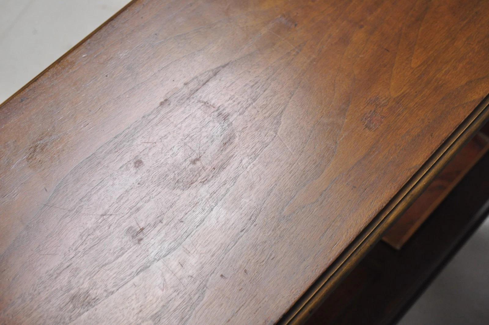 Vintage Baker in legno di ciliegio scuro, stretto tavolo francese da salotto con inserti in rame in vendita 2