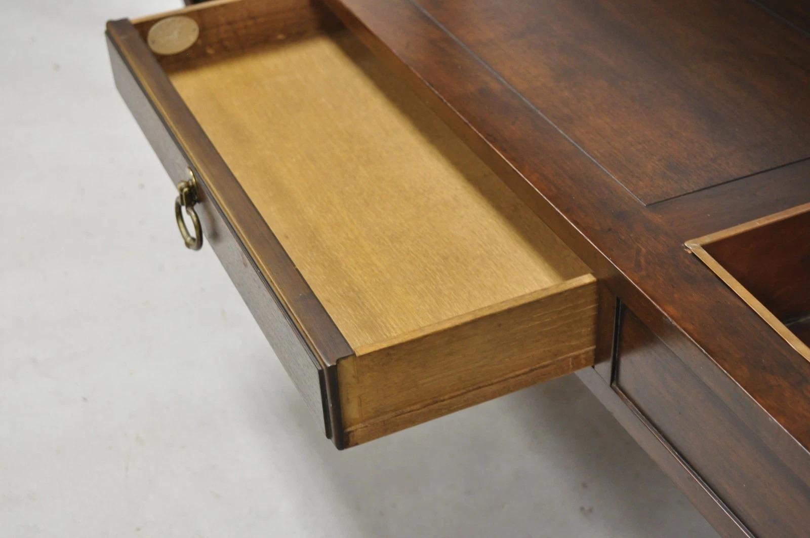 Vintage Baker in legno di ciliegio scuro, stretto tavolo francese da salotto con inserti in rame in vendita 3