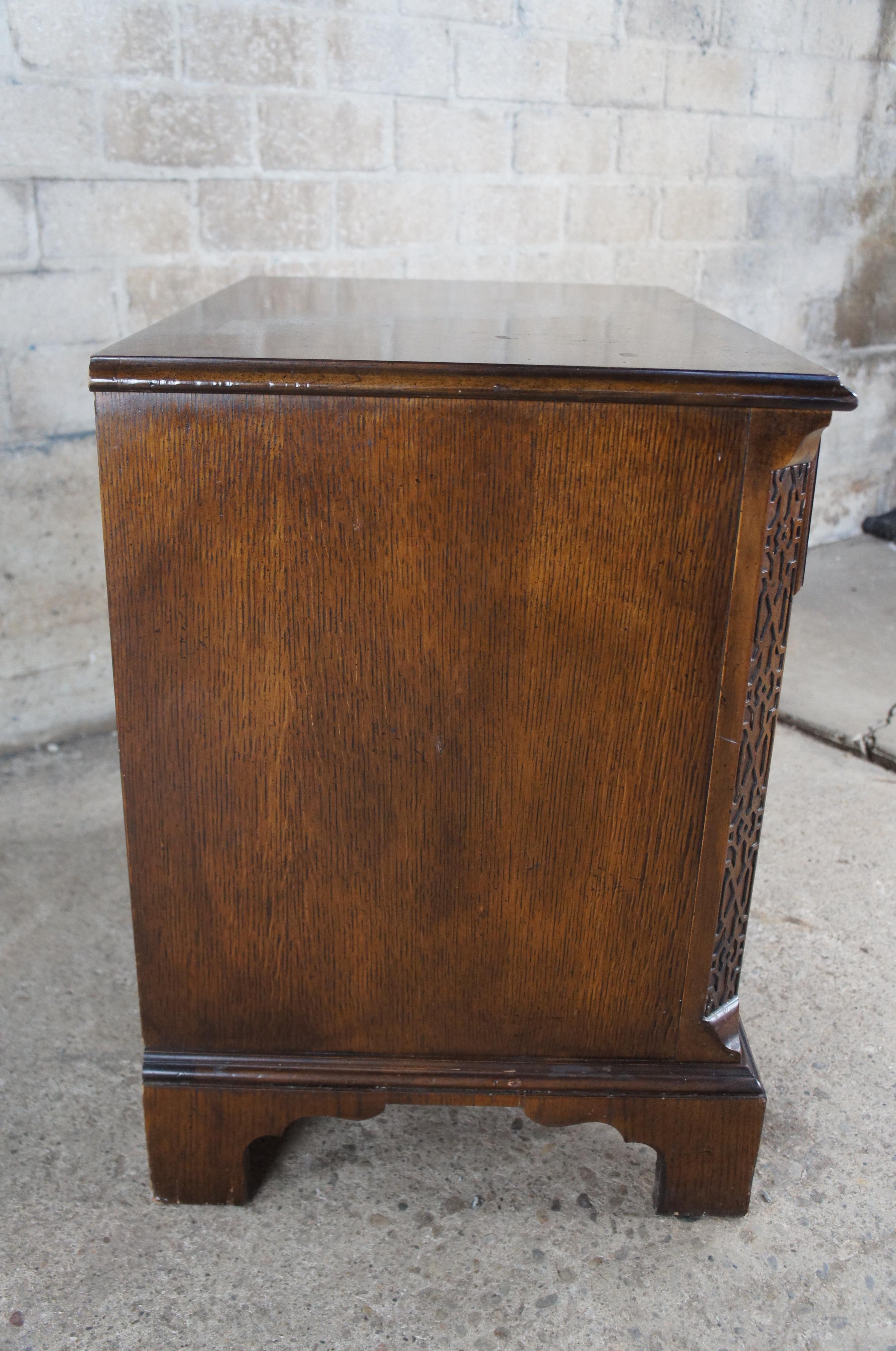 Vintage Baker English Chippendale Style Walnut Burl Bedside Table Nightstand 25