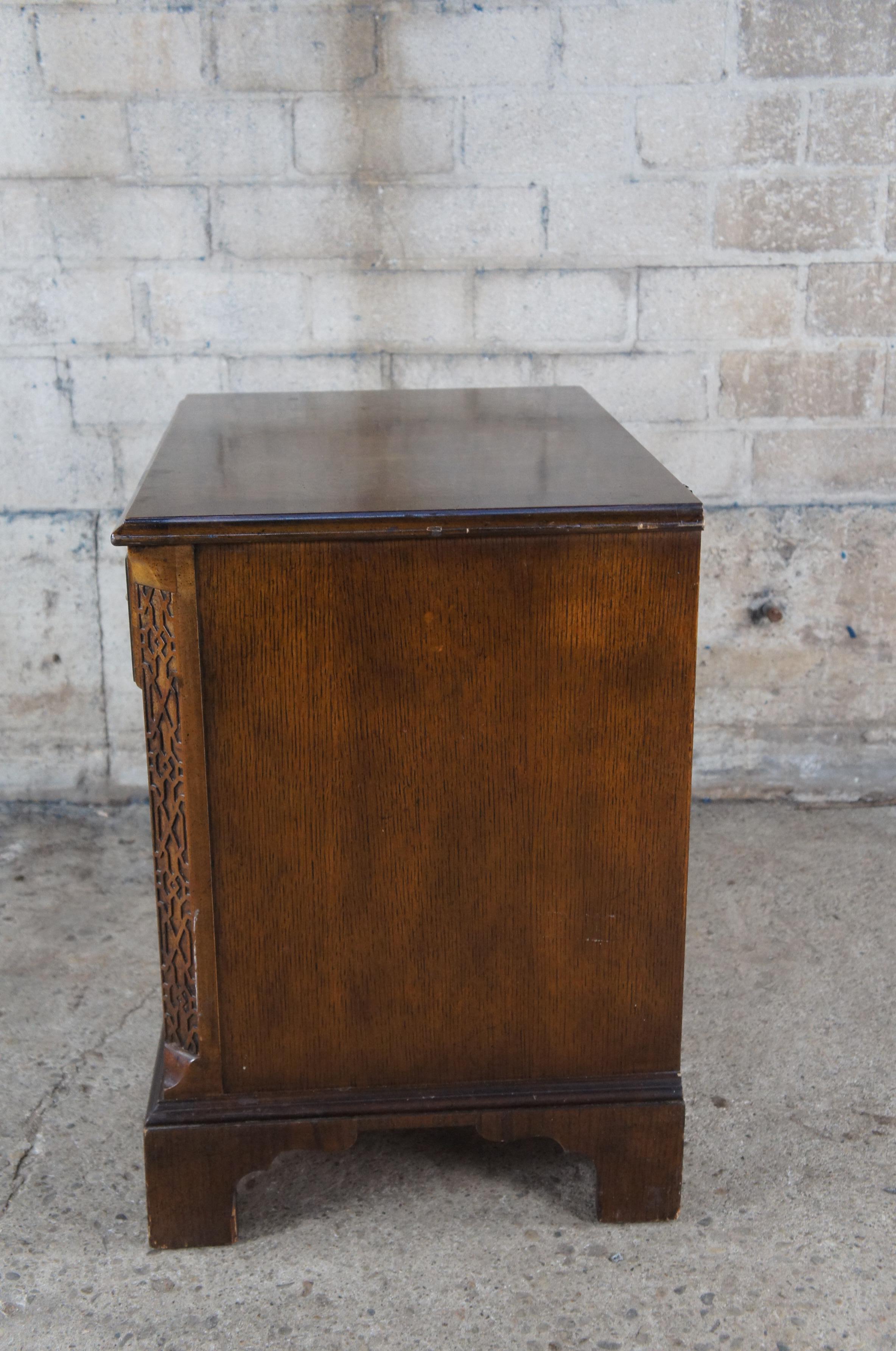 Vintage Baker English Chippendale Style Walnut Burl Bedside Table Nightstand 25
