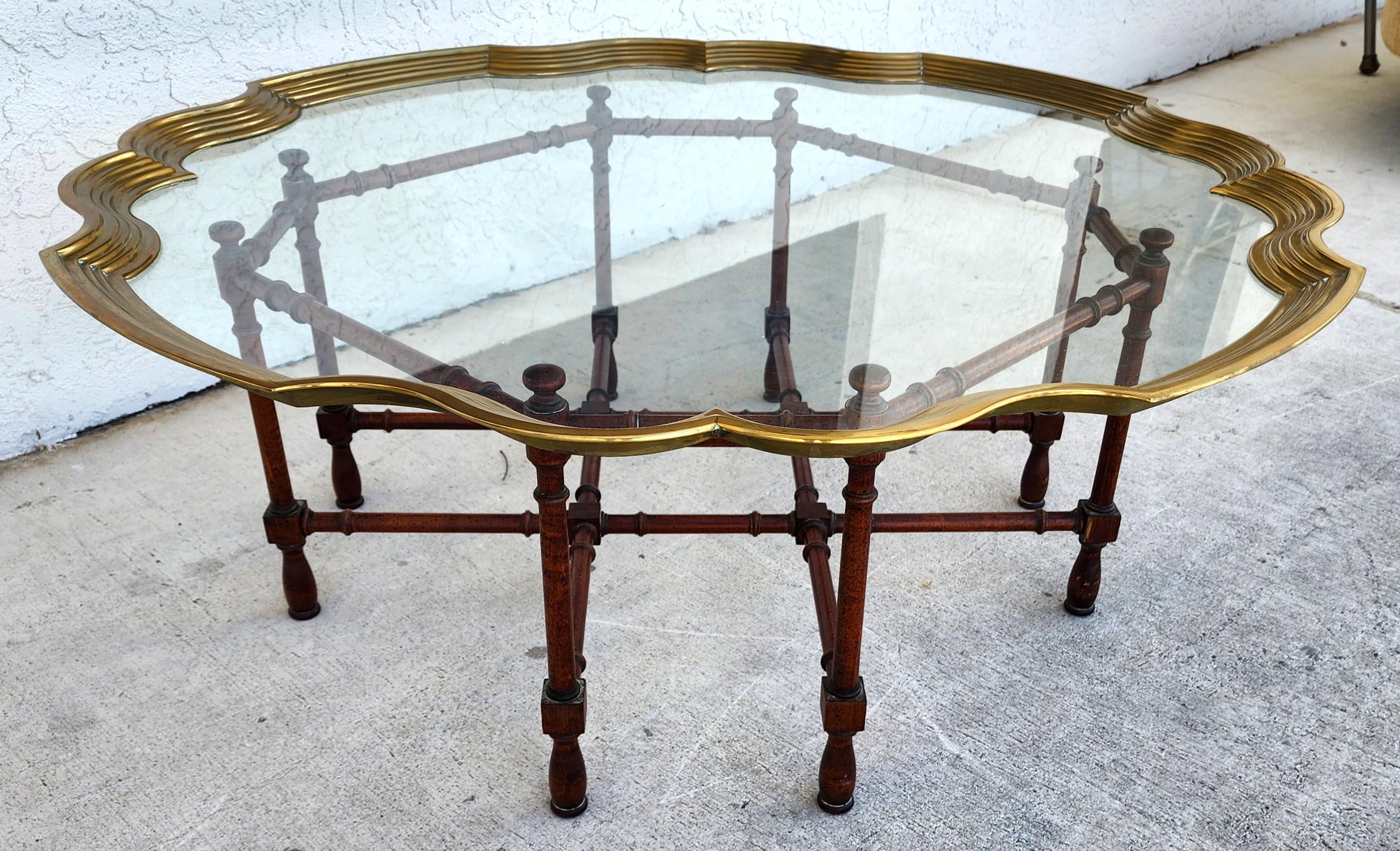 Table basse vintage Baker Faux Bamboo avec plateau en laiton festonné en vente 4