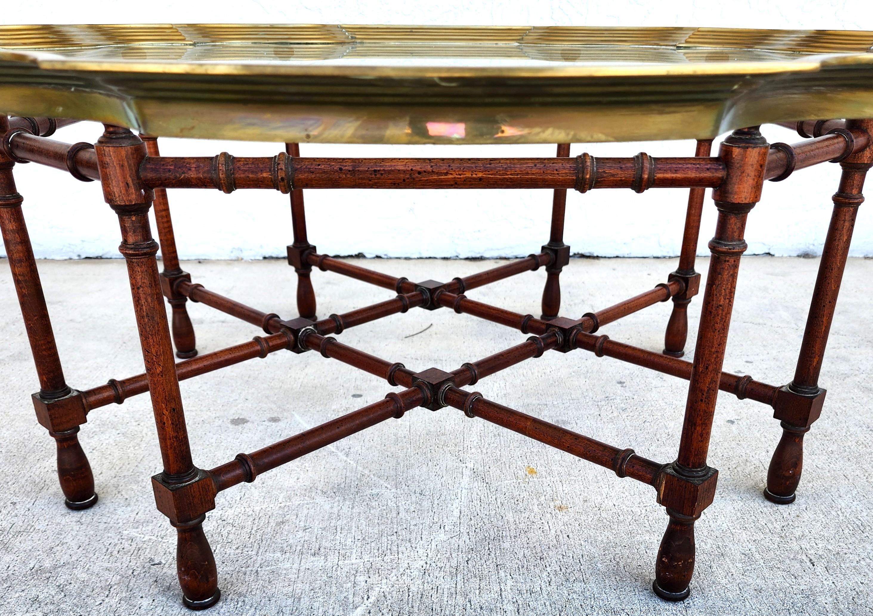 Table basse vintage Baker Faux Bamboo avec plateau en laiton festonné Bon état - En vente à Lake Worth, FL