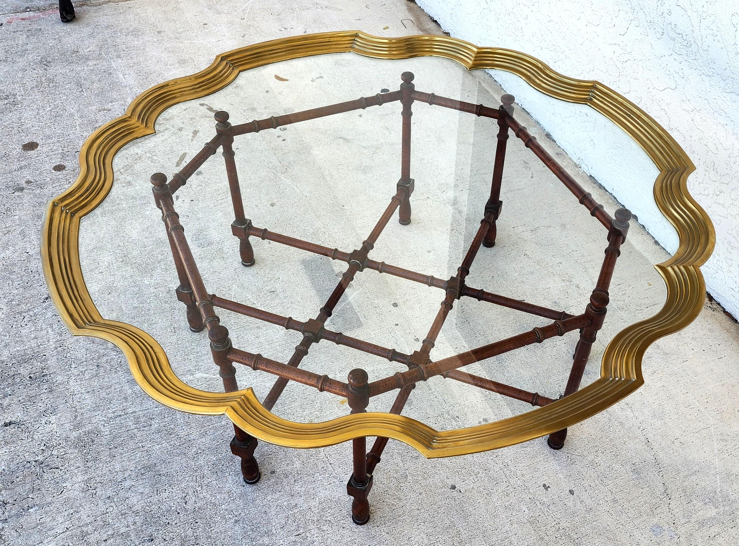 Laiton Table basse vintage Baker Faux Bamboo avec plateau en laiton festonné en vente