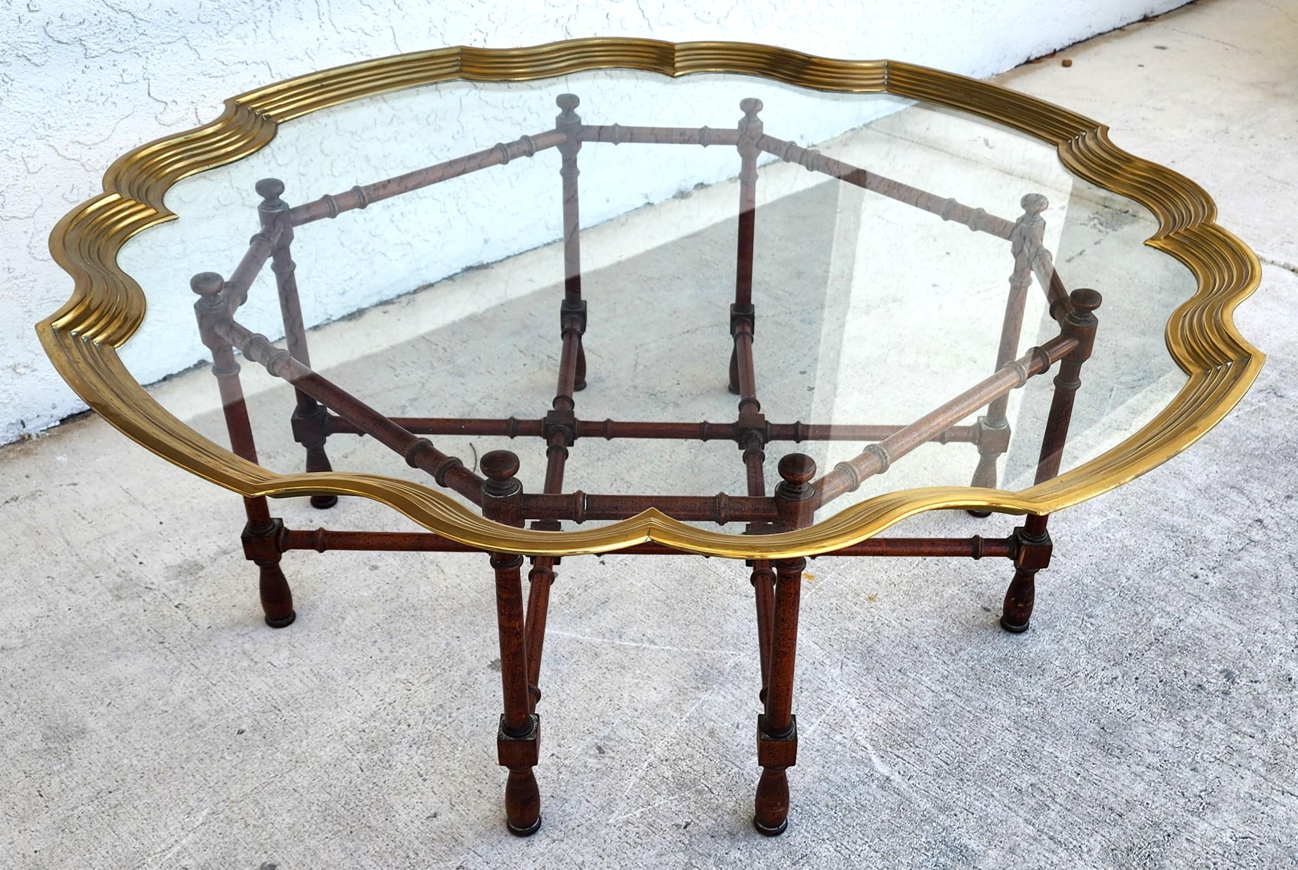 Table basse vintage Baker Faux Bamboo avec plateau en laiton festonné en vente 1