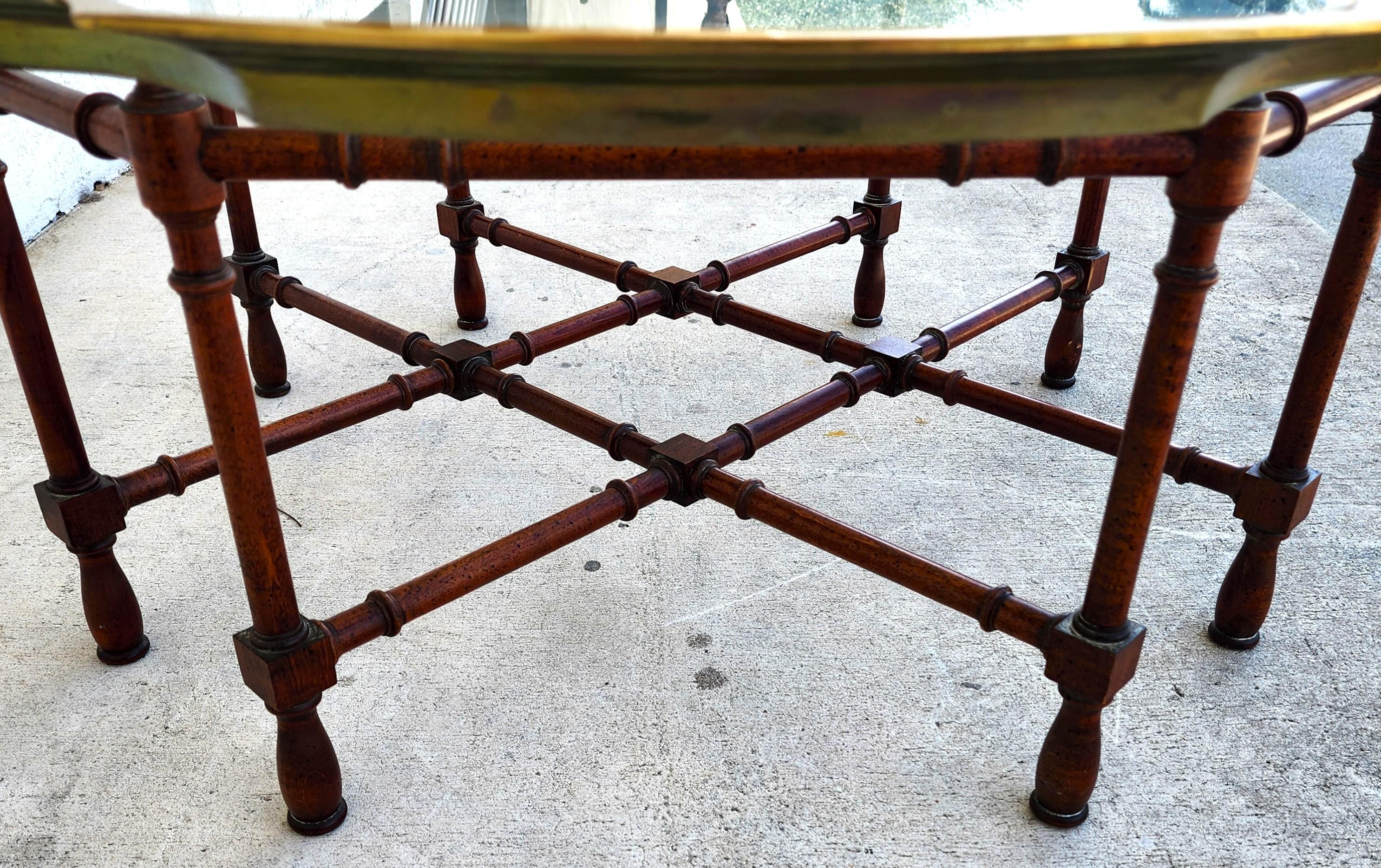 Table basse vintage Baker Faux Bamboo avec plateau en laiton festonné en vente 3