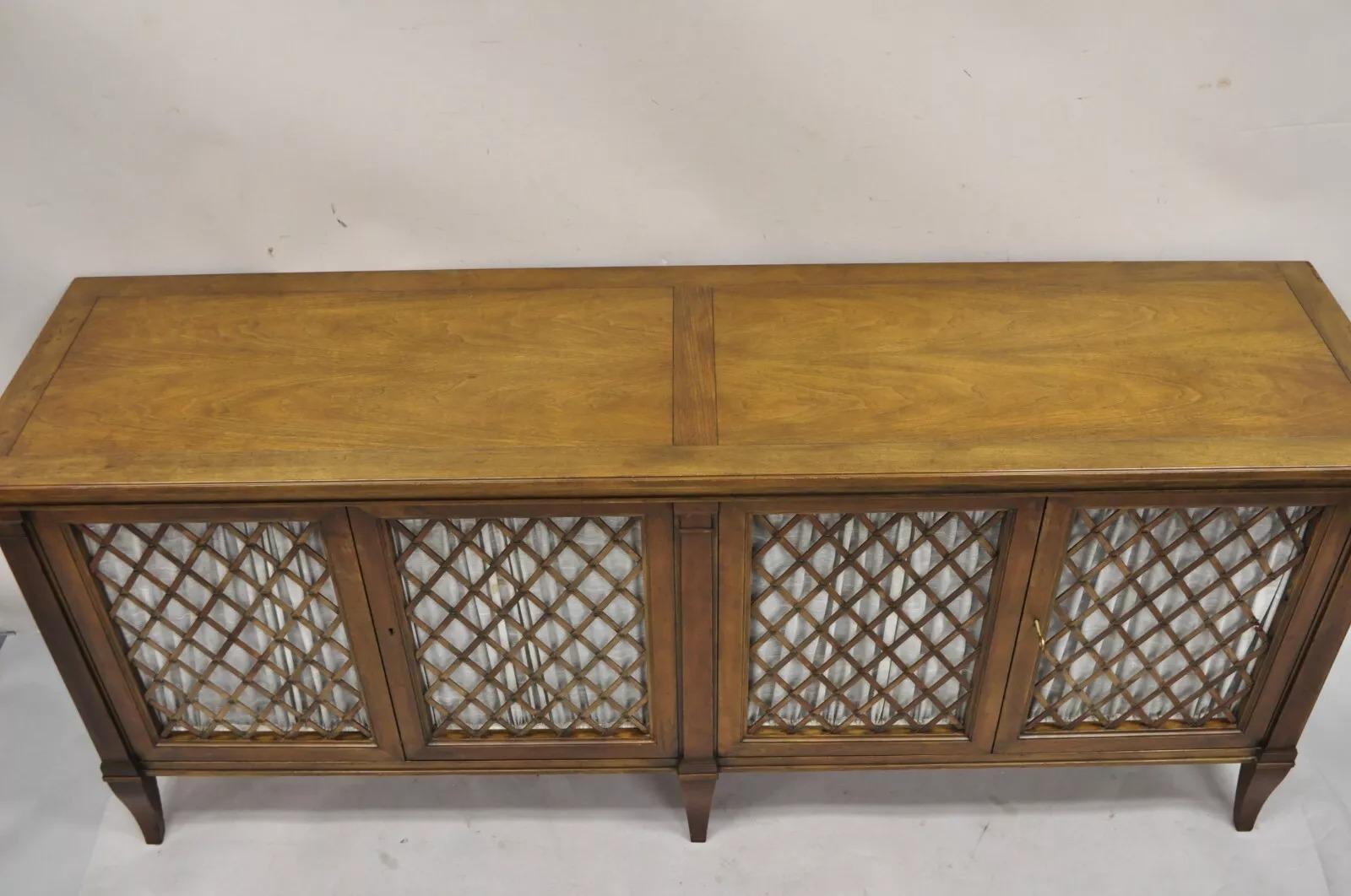 Credenza Buffet Sideboard Baker d'epoca in stile impero francese in ciliegio con ante a reticolo. L'articolo è dotato di 4 porte a battente con tende, serrature e chiavi funzionanti, etichetta originale, artigianato americano di qualità, grande