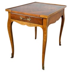 Mesa auxiliar vintage estilo Luis XV francés con detalles de latón ormalu