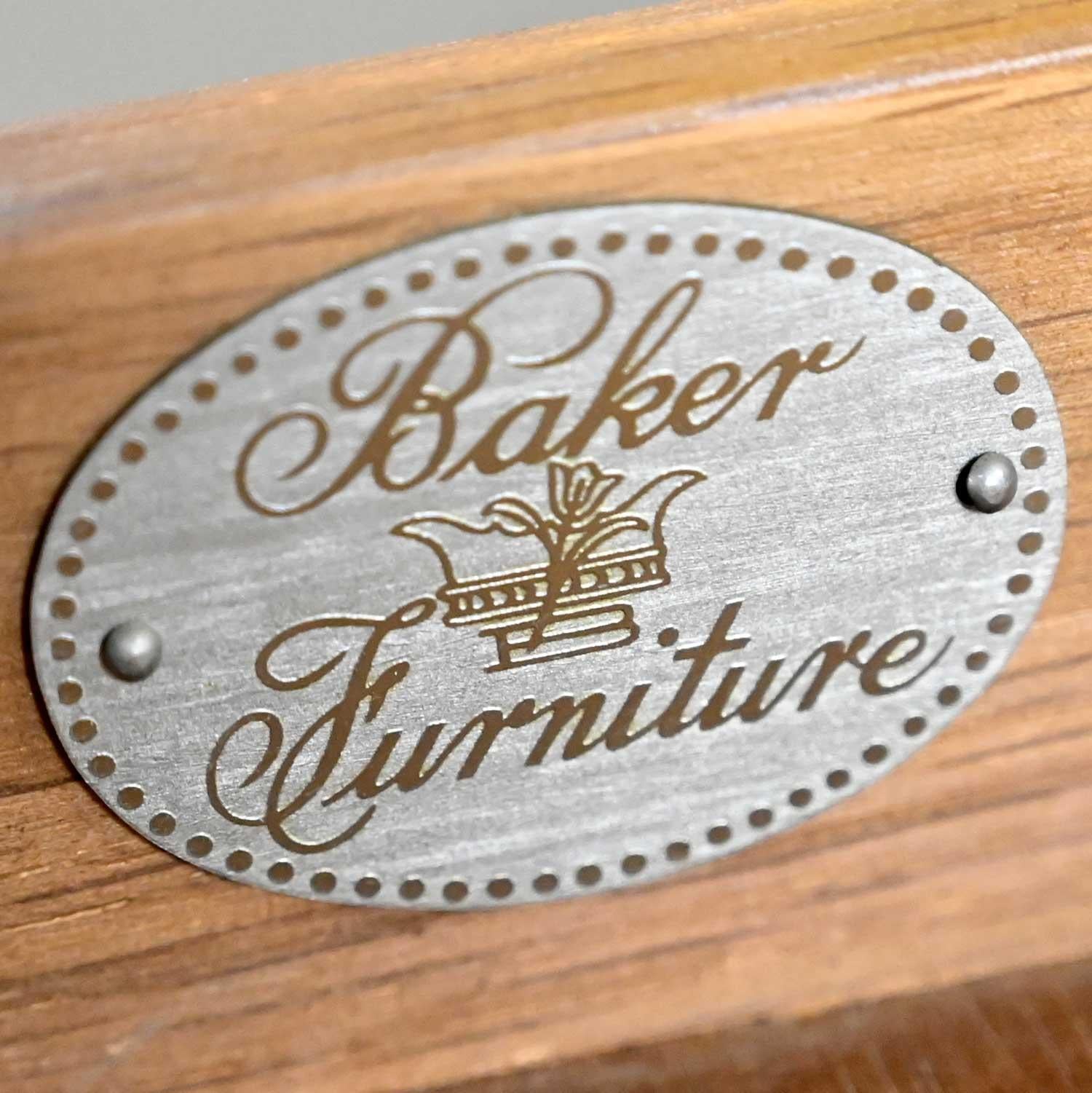 Baker Französischer Vintage-Beistelltisch im Louis-XV-Stil von Baker mit Messing-Ormalu-Details im Angebot 8