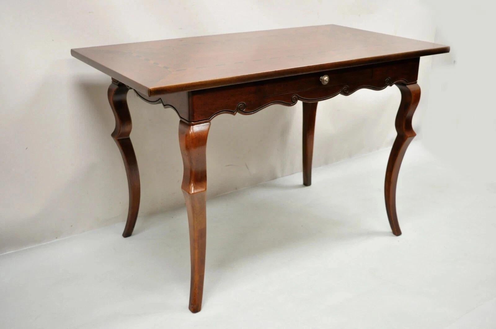 Veuillez nous envoyer un message avec votre code postal pour demander un devis plus raisonnable pour les frais d'expédition aux États-Unis.

Vintage By French Provincial Cherry Inlaid Console Table Writing Desk. Cet objet se caractérise par ses