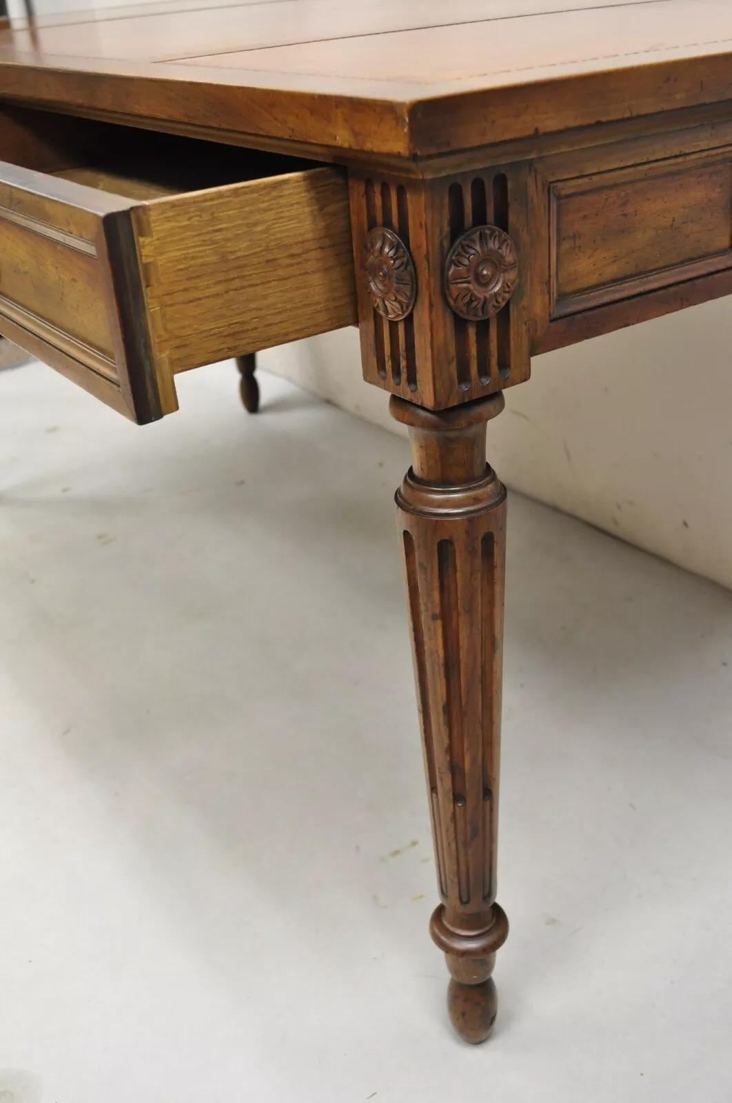 Escritorio Vintage Baker French Provincial Louis XVI de nogal con tapa de cuero marrón 4