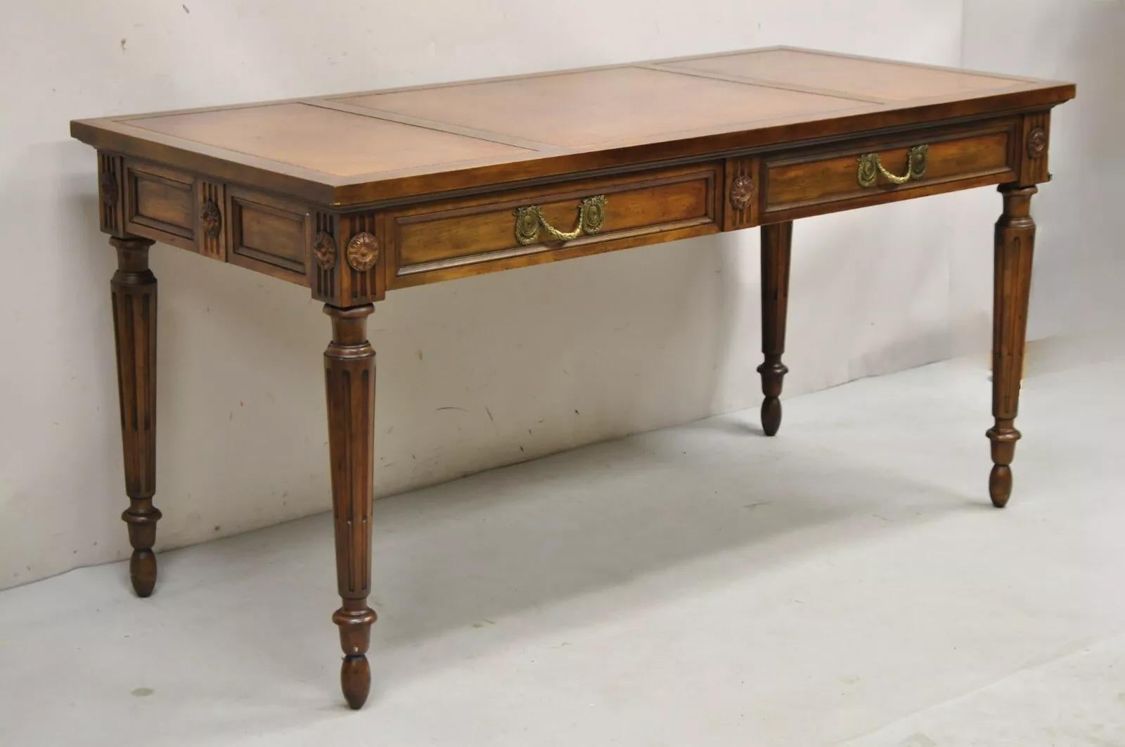 Escritorio Vintage Baker Furniture Estilo Luis XVI Provincial Francés con Tapa de Cuero Marrón y Nogal. El artículo incluye 2 cajones de cola de milano, respaldo acabado, patas cónicas, hermosa tapa de cuero marrón bruñido y artesanía americana de