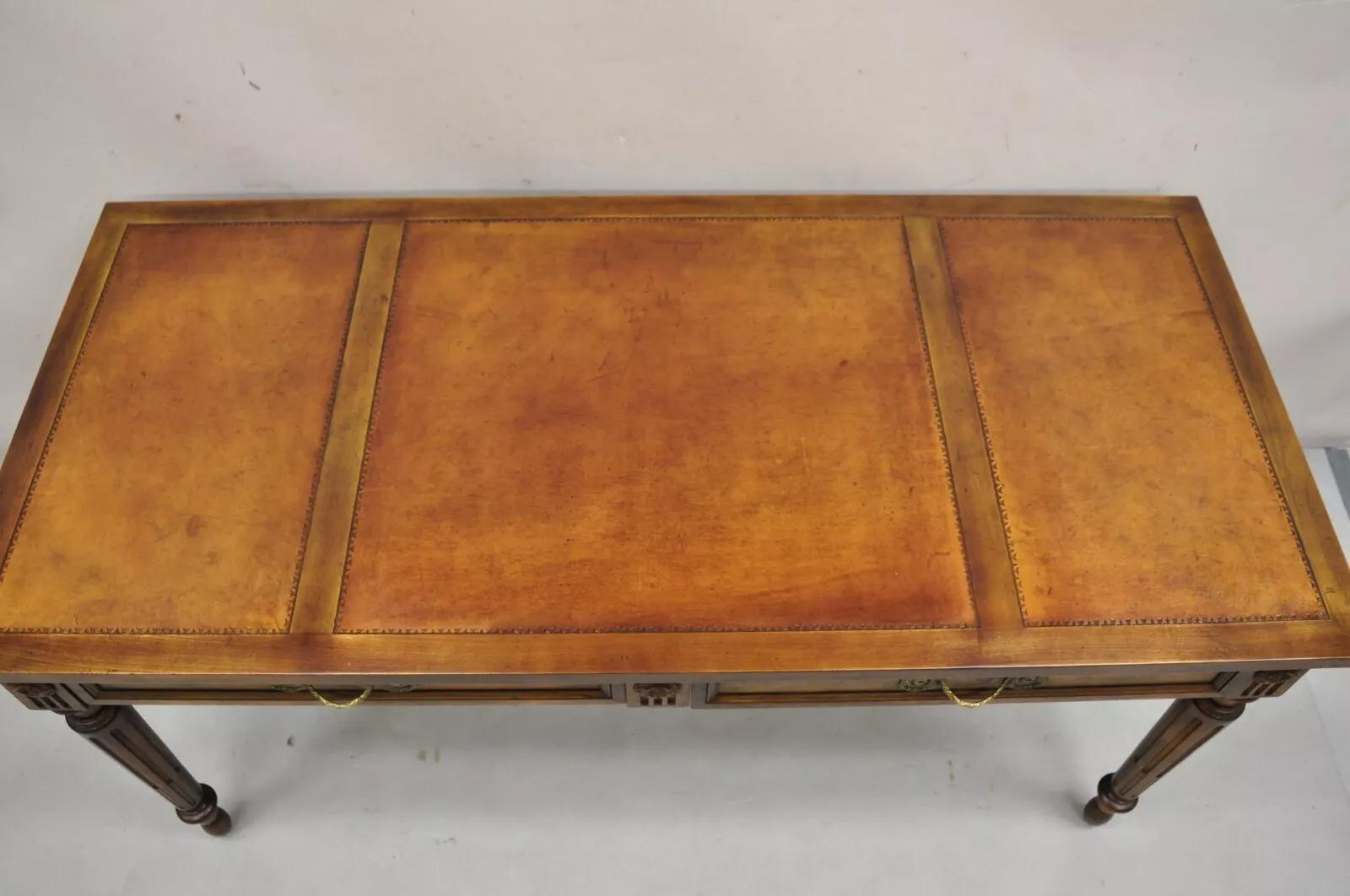 Escritorio Vintage Baker French Provincial Louis XVI de nogal con tapa de cuero marrón Luis XVI