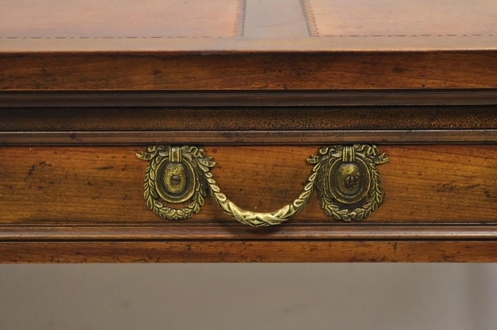 Escritorio Vintage Baker French Provincial Louis XVI de nogal con tapa de cuero marrón Desconocido