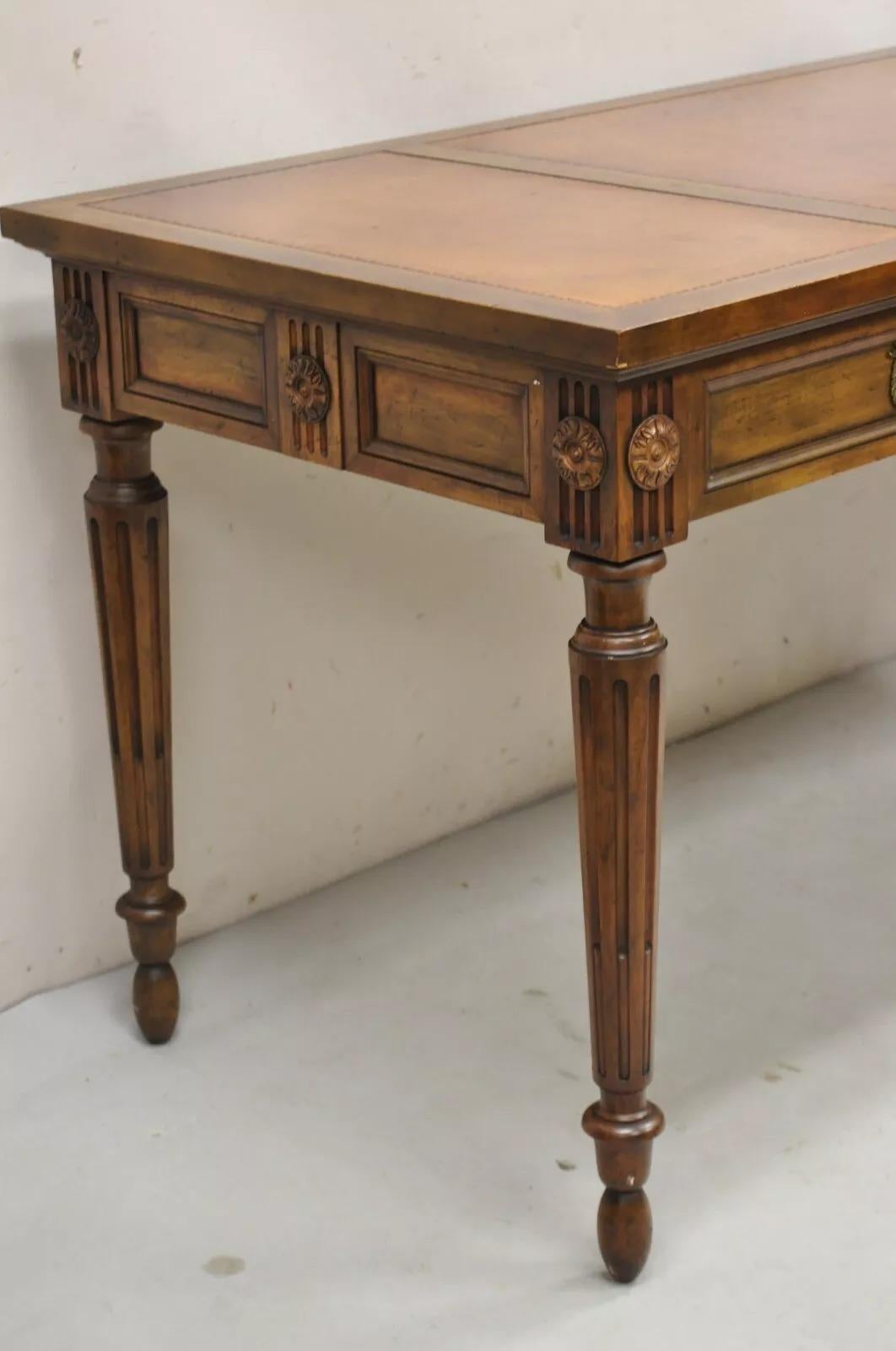 Escritorio Vintage Baker French Provincial Louis XVI de nogal con tapa de cuero marrón en Bueno Estado en Philadelphia, PA