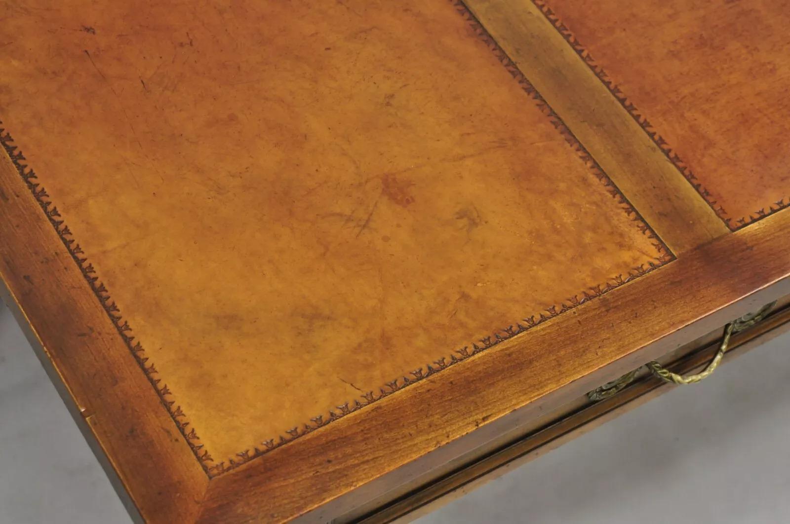 Escritorio Vintage Baker French Provincial Louis XVI de nogal con tapa de cuero marrón siglo XX