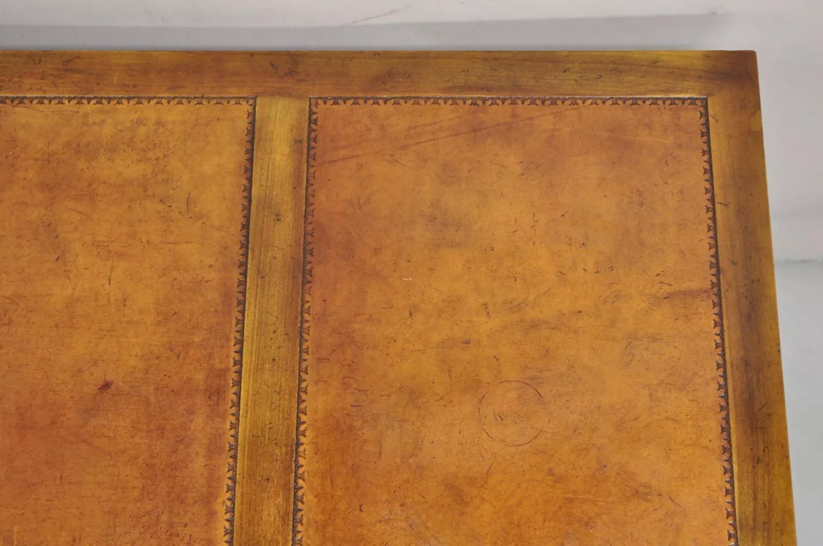 Escritorio Vintage Baker French Provincial Louis XVI de nogal con tapa de cuero marrón Cuero