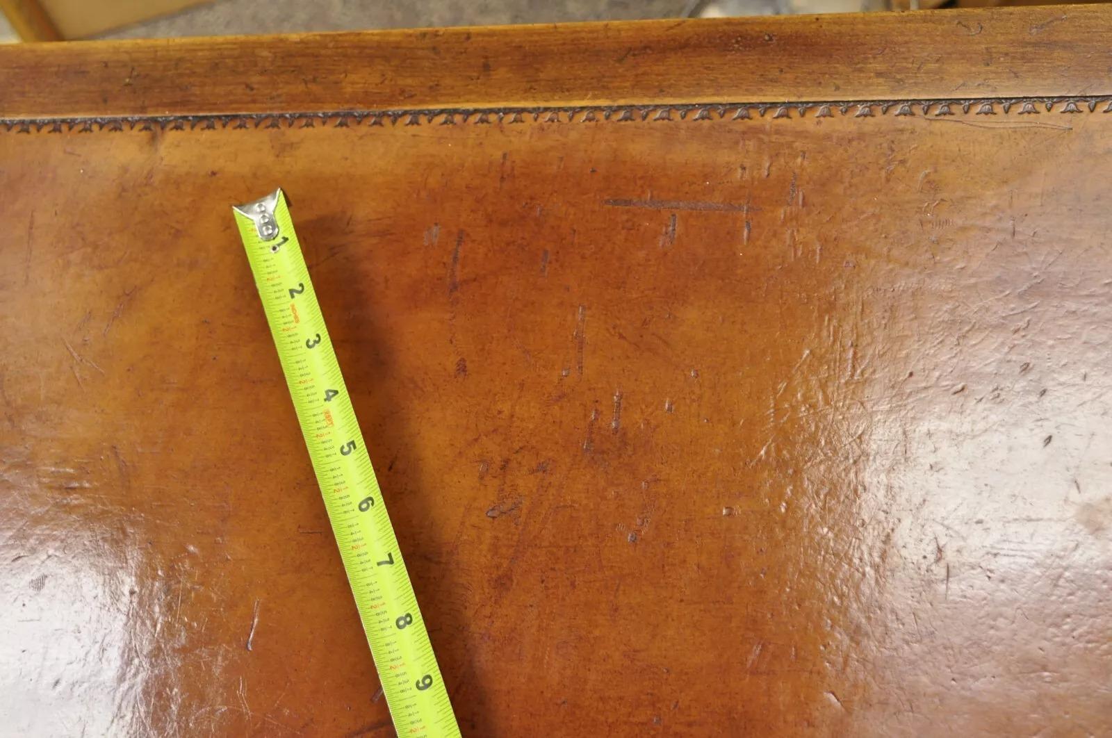 Escritorio Vintage Baker French Provincial Louis XVI de nogal con tapa de cuero marrón 1