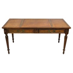 Escritorio Vintage Baker French Provincial Louis XVI de nogal con tapa de cuero marrón