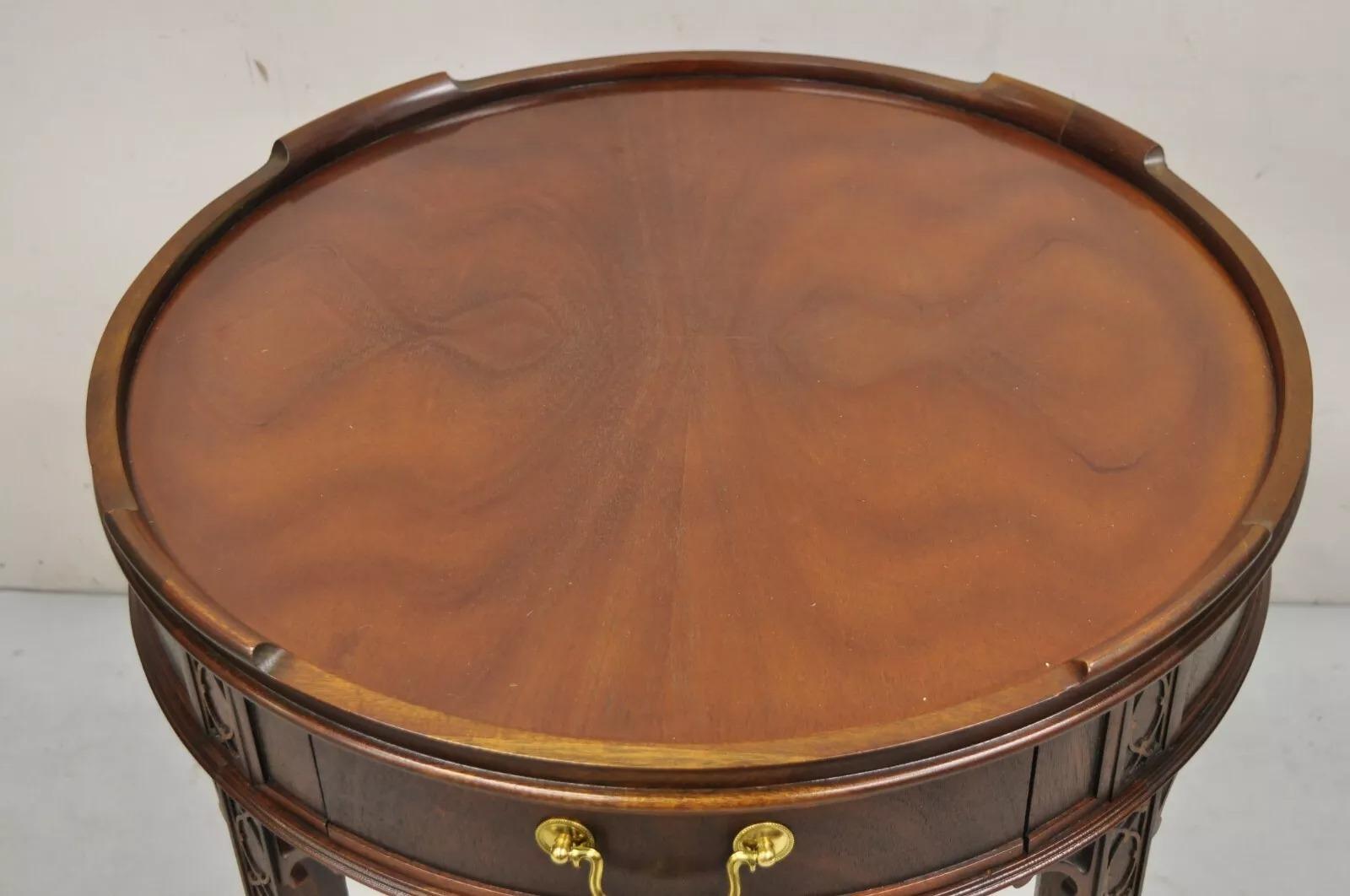 Baker Furniture Chinesischer Chippendale-Mahagoni-Beistelltisch mit Laubsägearbeiten, Vintage (Chinese Chippendale) im Angebot