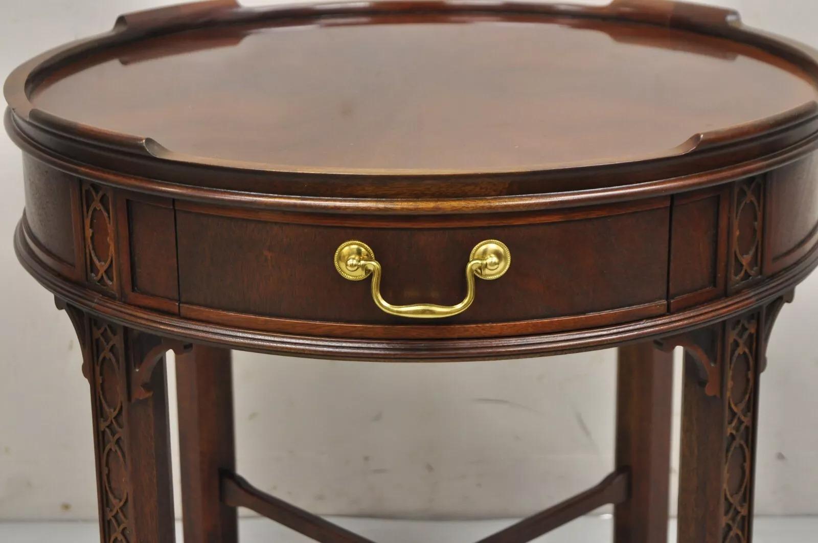 Baker Furniture Chinesischer Chippendale-Mahagoni-Beistelltisch mit Laubsägearbeiten, Vintage (Unbekannt) im Angebot