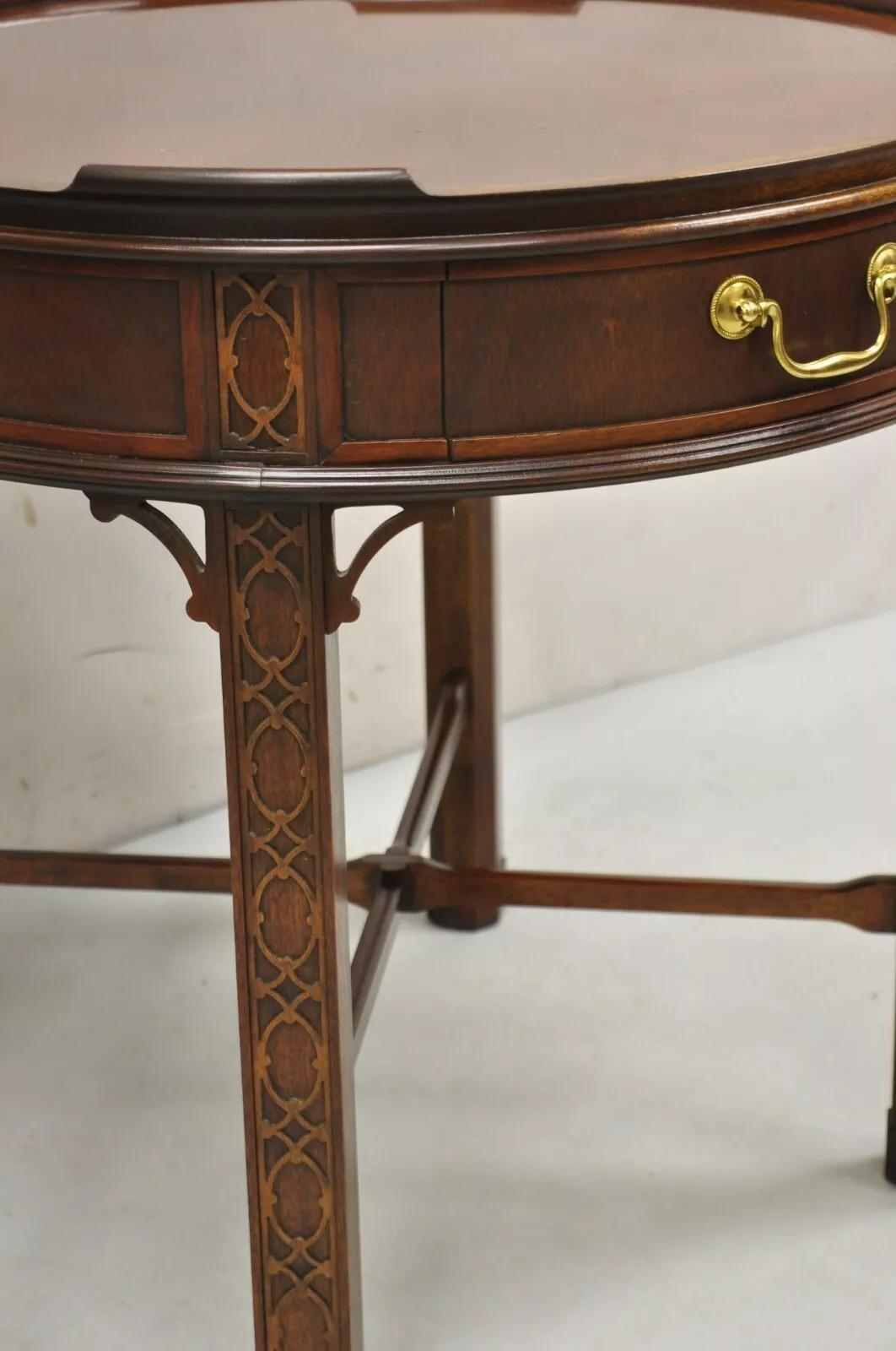 Baker Furniture Chinesischer Chippendale-Mahagoni-Beistelltisch mit Laubsägearbeiten, Vintage im Zustand „Gut“ im Angebot in Philadelphia, PA