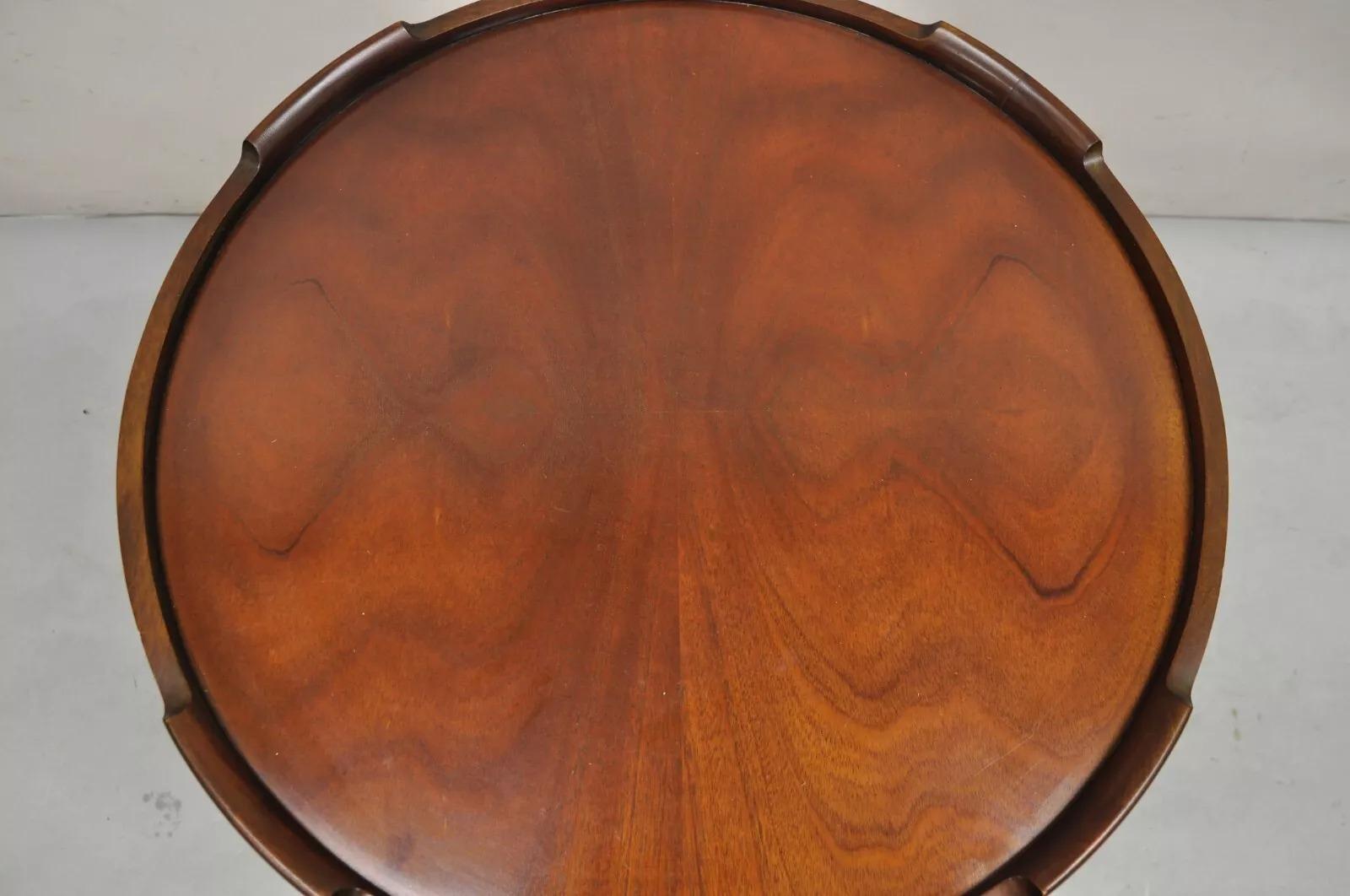 Baker Furniture Chinesischer Chippendale-Mahagoni-Beistelltisch mit Laubsägearbeiten, Vintage im Angebot 1