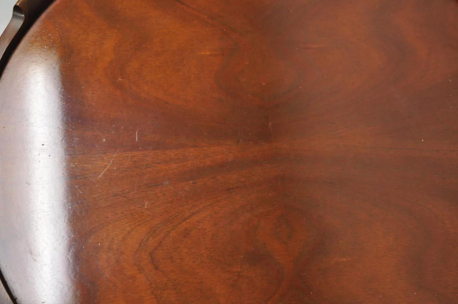 Baker Furniture Chinesischer Chippendale-Mahagoni-Beistelltisch mit Laubsägearbeiten, Vintage im Angebot 2